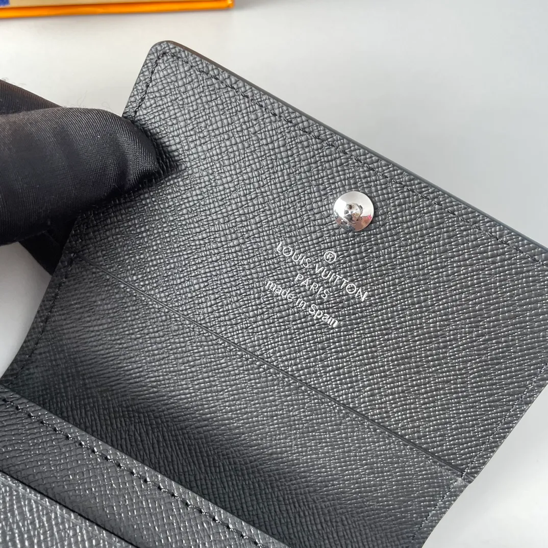 P300🇫🇷Exclusive real shot of overseas original single m62292! Made from soft Epi leather, the Enveloppe Carte de Viste business card holder is petite enough to fit easily into most pockets, and features a snap button closure to keep business and credit cards secure, making it an ideal business accessory. Size 10.5×8cm