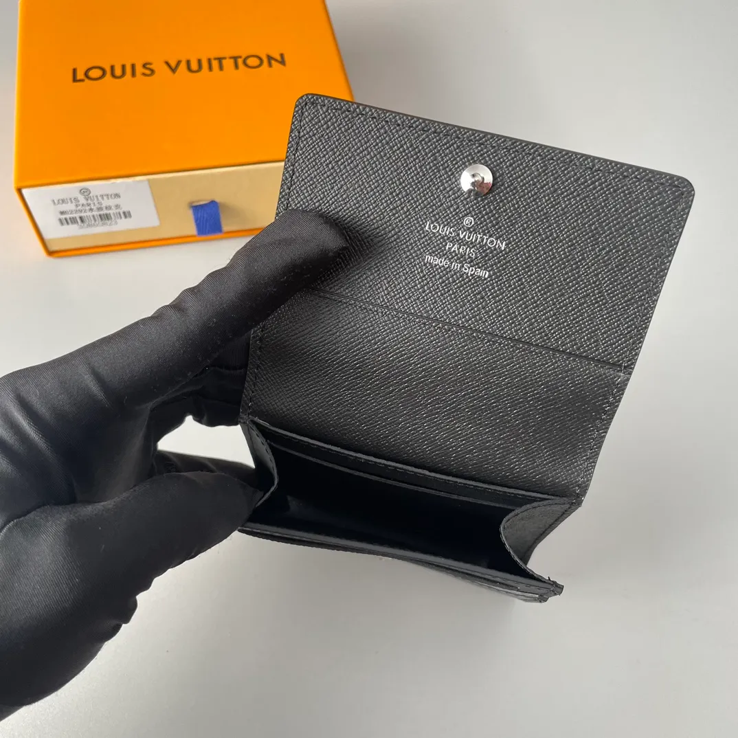 P300🇫🇷Exclusive real shot of overseas original single m62292! Made from soft Epi leather, the Enveloppe Carte de Viste business card holder is petite enough to fit easily into most pockets, and features a snap button closure to keep business and credit cards secure, making it an ideal business accessory. Size 10.5×8cm