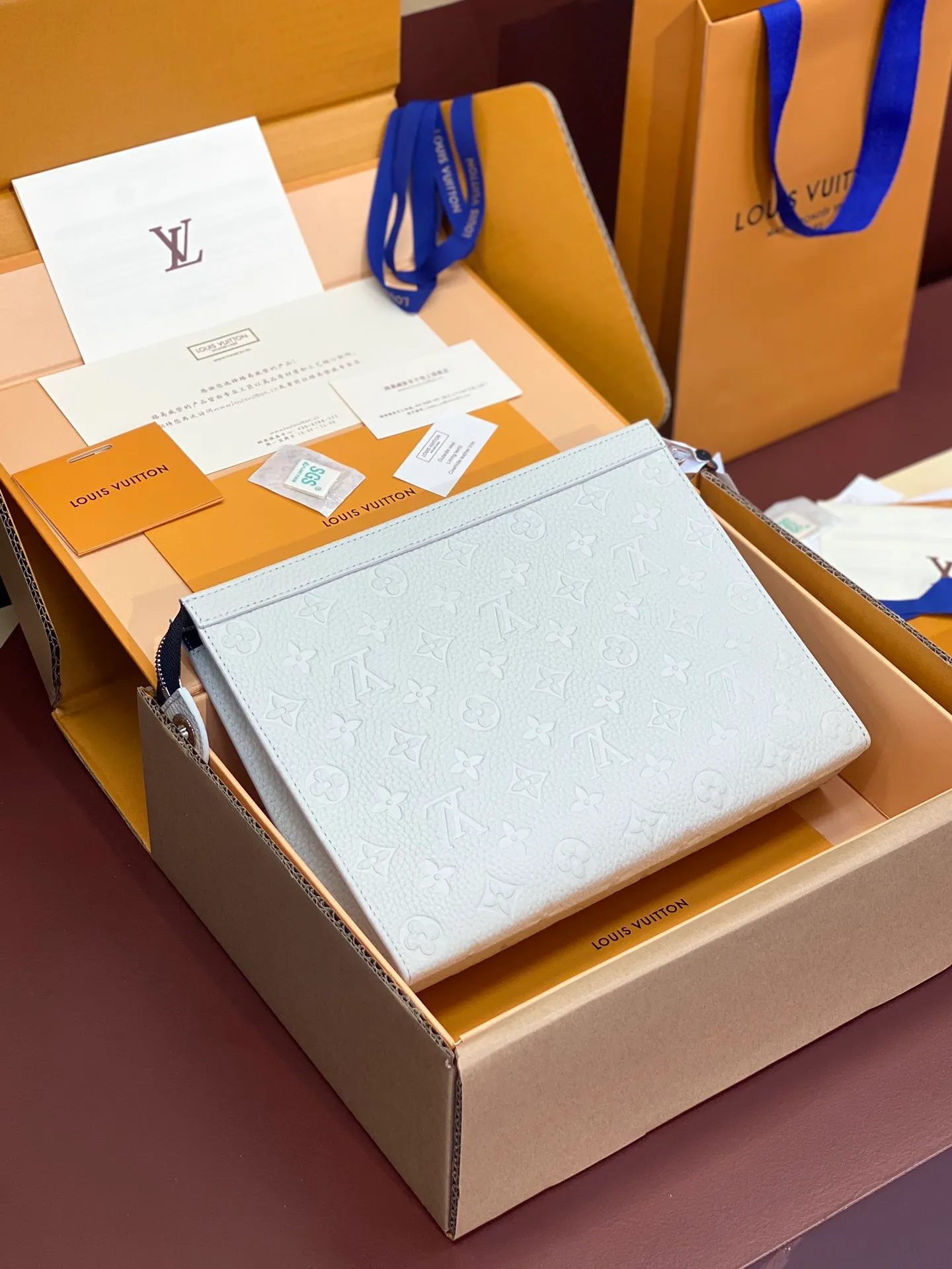 💰720 upgraded version⚠️M61692 embossed off-white! Chip version, (made of first-layer cowhide) POCHETTE VOYAGE clutch. This Pochette Voyage clutch is made of Taïga pebbled cowhide, marked with LV letters on one corner, and paired with shiny metal parts. The zipper opens the card slot and main compartment, which can accommodate small items. Detailed features! 27 x 21 x 6 cm, (Length x Height x Width), Taïga cow leather, Textile lining, Metal hardware, Zip closure, Internal slip pocket, Card compartment, Made in one of France, Spain, Italy and the United States.