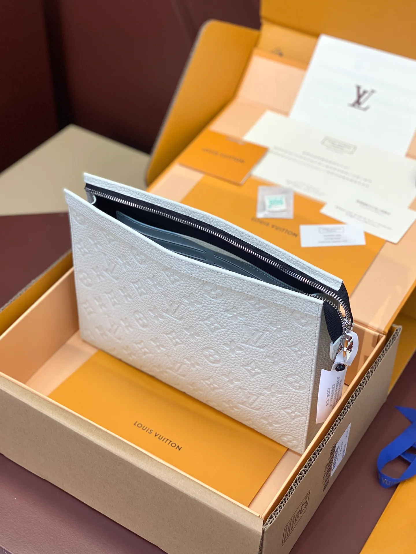 💰720 upgraded version⚠️M61692 embossed off-white! Chip version, (made of first-layer cowhide) POCHETTE VOYAGE clutch. This Pochette Voyage clutch is made of Taïga pebbled cowhide, marked with LV letters on one corner, and paired with shiny metal parts. The zipper opens the card slot and main compartment, which can accommodate small items. Detailed features! 27 x 21 x 6 cm, (Length x Height x Width), Taïga cow leather, Textile lining, Metal hardware, Zip closure, Internal slip pocket, Card compartment, Made in one of France, Spain, Italy and the United States.