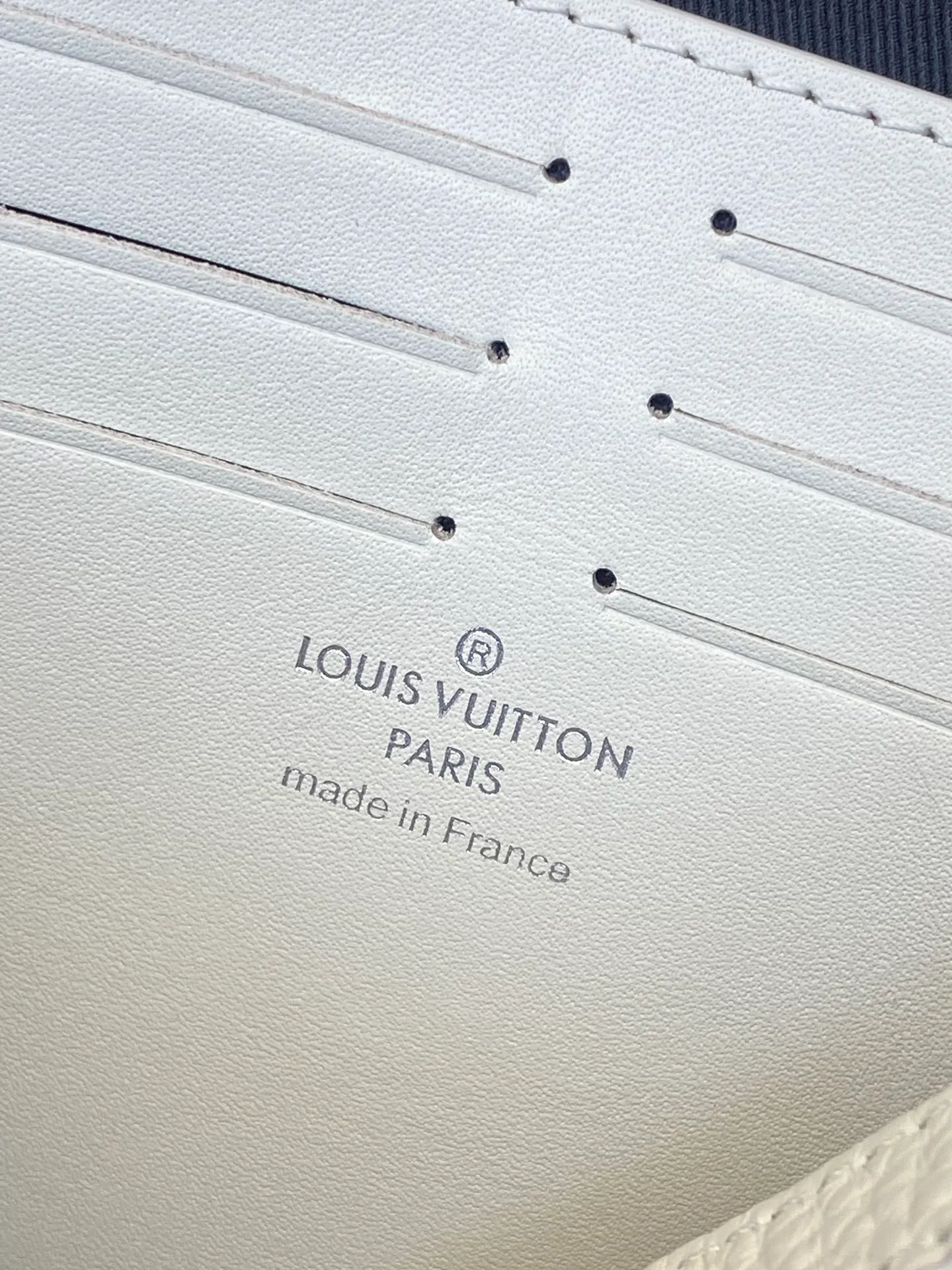 💰720 upgraded version⚠️M61692 embossed off-white! Chip version, (made of first-layer cowhide) POCHETTE VOYAGE clutch. This Pochette Voyage clutch is made of Taïga pebbled cowhide, marked with LV letters on one corner, and paired with shiny metal parts. The zipper opens the card slot and main compartment, which can accommodate small items. Detailed features! 27 x 21 x 6 cm, (Length x Height x Width), Taïga cow leather, Textile lining, Metal hardware, Zip closure, Internal slip pocket, Card compartment, Made in one of France, Spain, Italy and the United States.