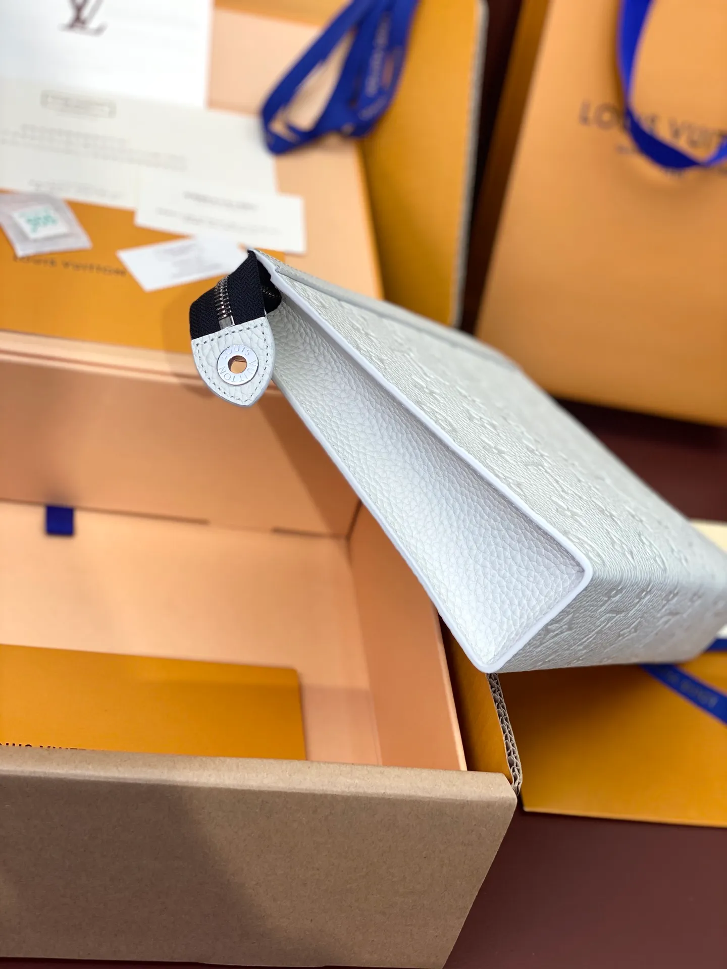 💰720 upgraded version⚠️M61692 embossed off-white! Chip version, (made of first-layer cowhide) POCHETTE VOYAGE clutch. This Pochette Voyage clutch is made of Taïga pebbled cowhide, marked with LV letters on one corner, and paired with shiny metal parts. The zipper opens the card slot and main compartment, which can accommodate small items. Detailed features! 27 x 21 x 6 cm, (Length x Height x Width), Taïga cow leather, Textile lining, Metal hardware, Zip closure, Internal slip pocket, Card compartment, Made in one of France, Spain, Italy and the United States.