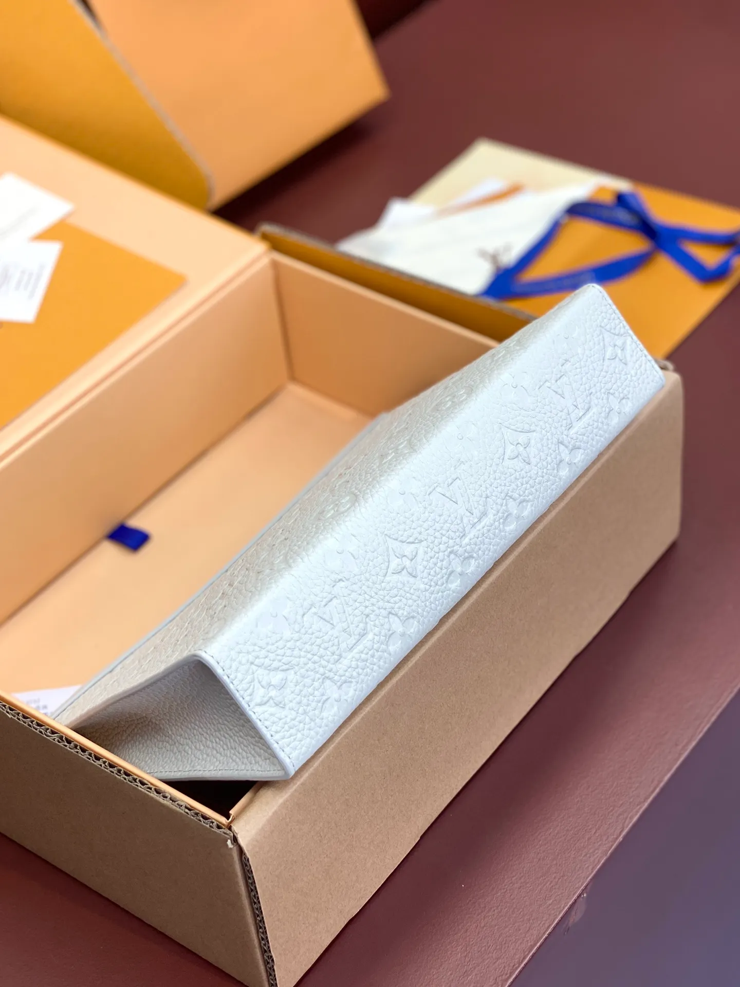 💰720 upgraded version⚠️M61692 embossed off-white! Chip version, (made of first-layer cowhide) POCHETTE VOYAGE clutch. This Pochette Voyage clutch is made of Taïga pebbled cowhide, marked with LV letters on one corner, and paired with shiny metal parts. The zipper opens the card slot and main compartment, which can accommodate small items. Detailed features! 27 x 21 x 6 cm, (Length x Height x Width), Taïga cow leather, Textile lining, Metal hardware, Zip closure, Internal slip pocket, Card compartment, Made in one of France, Spain, Italy and the United States.