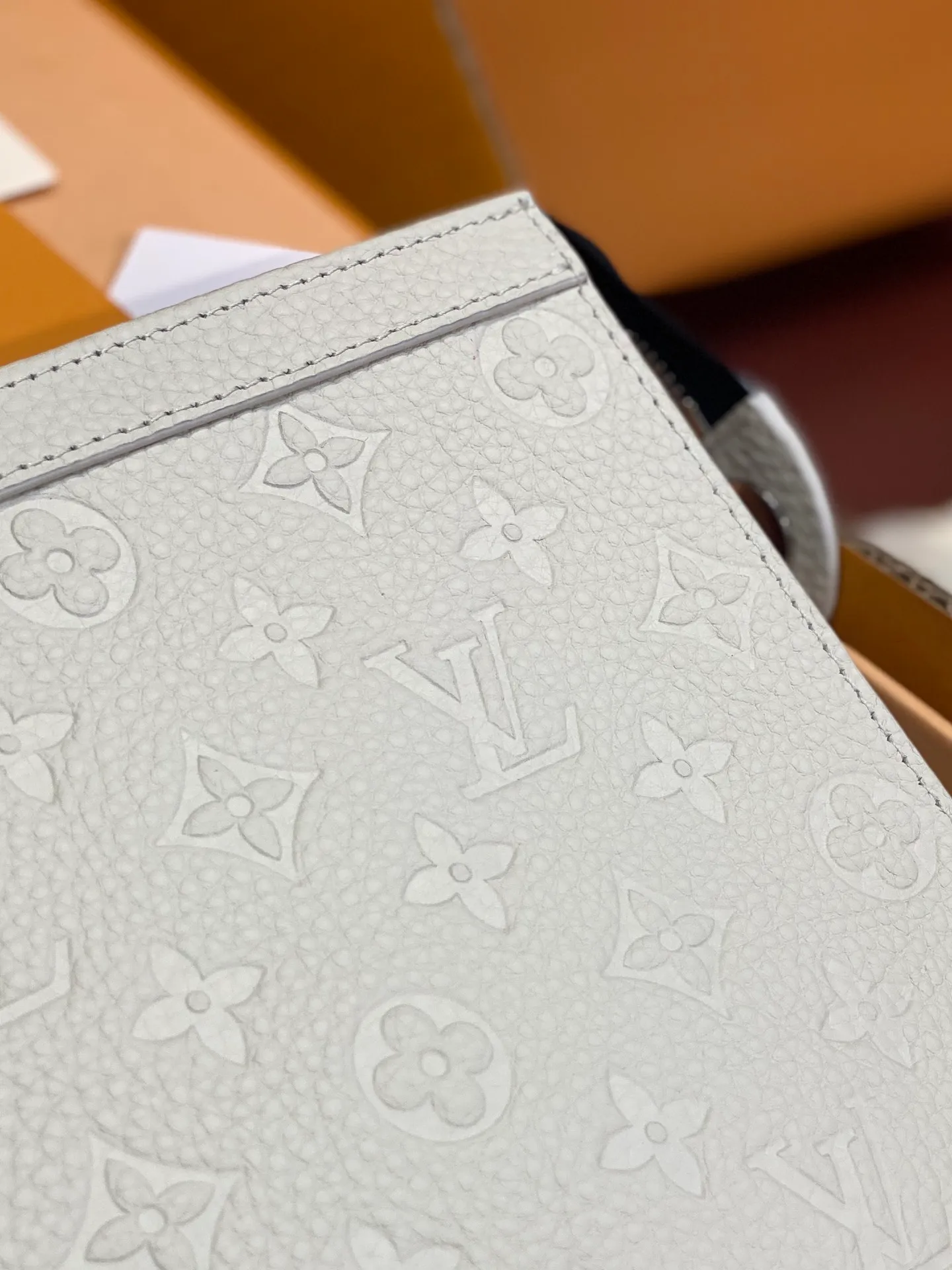 💰720 upgraded version⚠️M61692 embossed off-white! Chip version, (made of first-layer cowhide) POCHETTE VOYAGE clutch. This Pochette Voyage clutch is made of Taïga pebbled cowhide, marked with LV letters on one corner, and paired with shiny metal parts. The zipper opens the card slot and main compartment, which can accommodate small items. Detailed features! 27 x 21 x 6 cm, (Length x Height x Width), Taïga cow leather, Textile lining, Metal hardware, Zip closure, Internal slip pocket, Card compartment, Made in one of France, Spain, Italy and the United States.