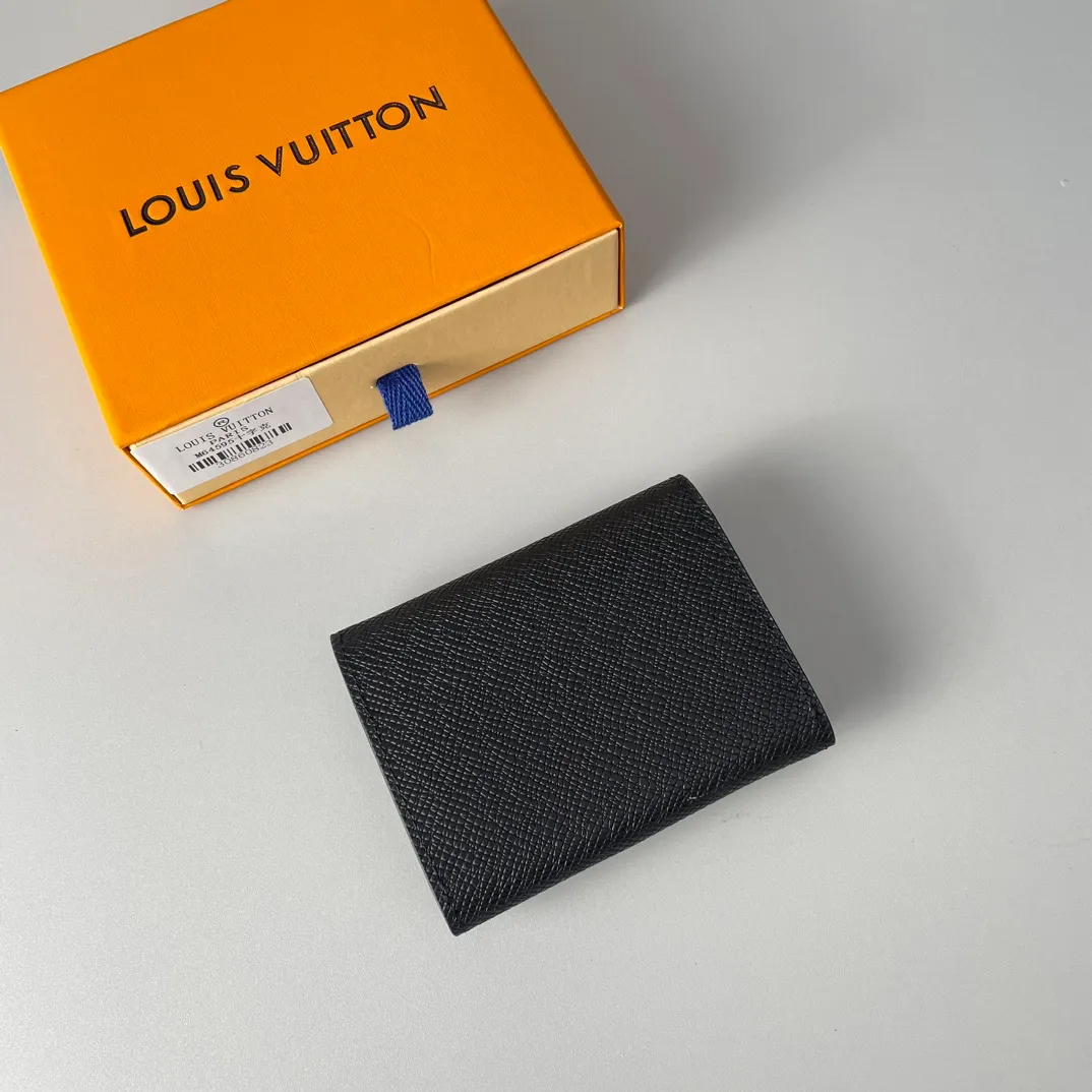 P300🇫🇷Exclusive real shot of overseas original M64595 cross pattern! Crafted in classic Monogram coated canvas, the Enveloppe Carte de Visite business card holder allows you to carry your business or credit cards elegantly. It easily stows into almost any pocket and features a snap button closure. Size: 10.5×8cm