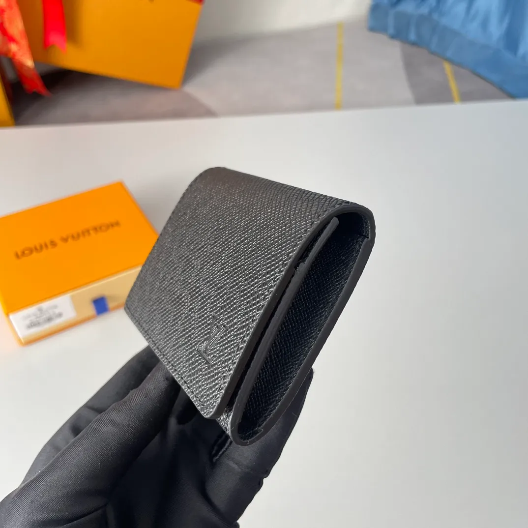 P300🇫🇷Exclusive real shot of overseas original M64595 cross pattern! Crafted in classic Monogram coated canvas, the Enveloppe Carte de Visite business card holder allows you to carry your business or credit cards elegantly. It easily stows into almost any pocket and features a snap button closure. Size: 10.5×8cm