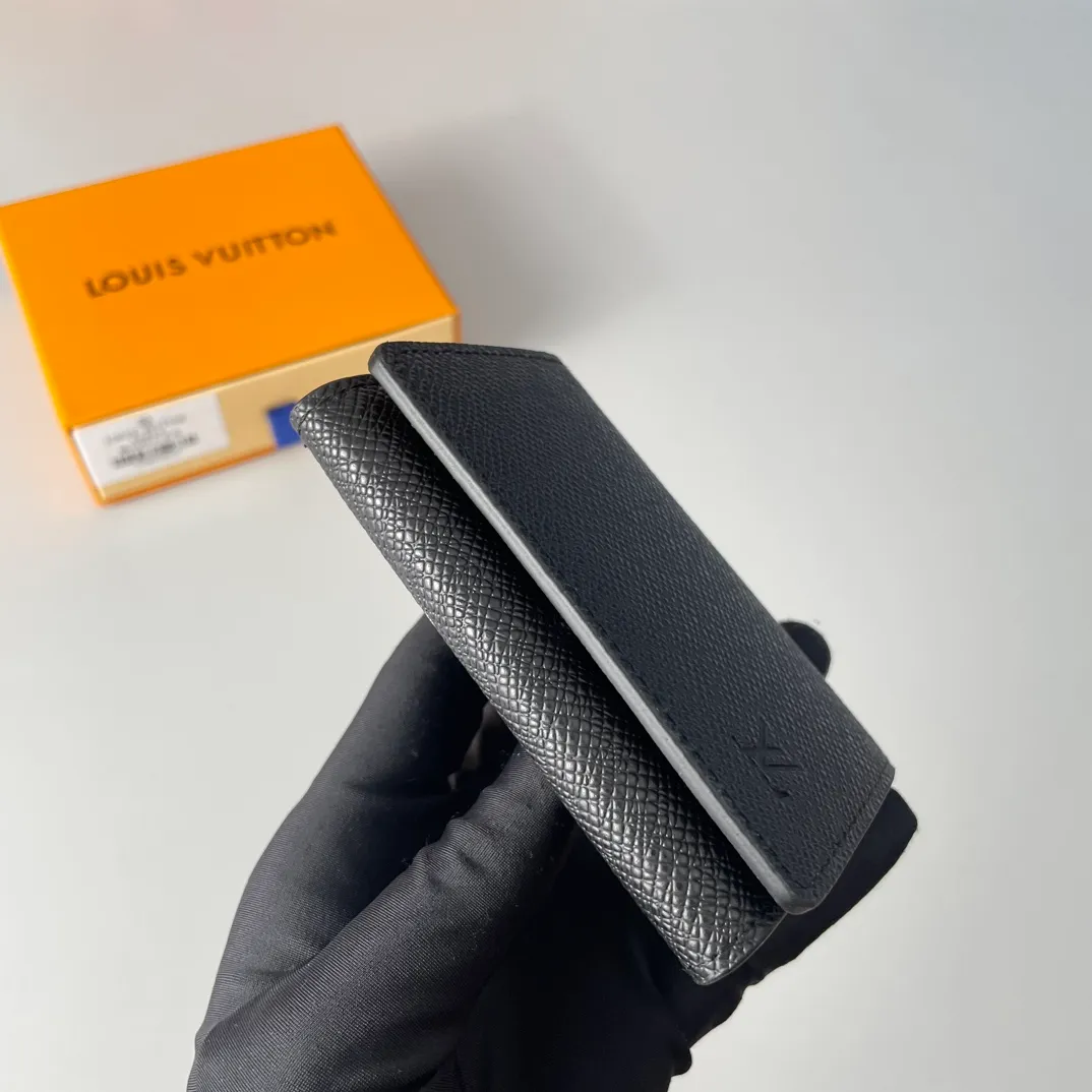P300🇫🇷Exclusive real shot of overseas original M64595 cross pattern! Crafted in classic Monogram coated canvas, the Enveloppe Carte de Visite business card holder allows you to carry your business or credit cards elegantly. It easily stows into almost any pocket and features a snap button closure. Size: 10.5×8cm