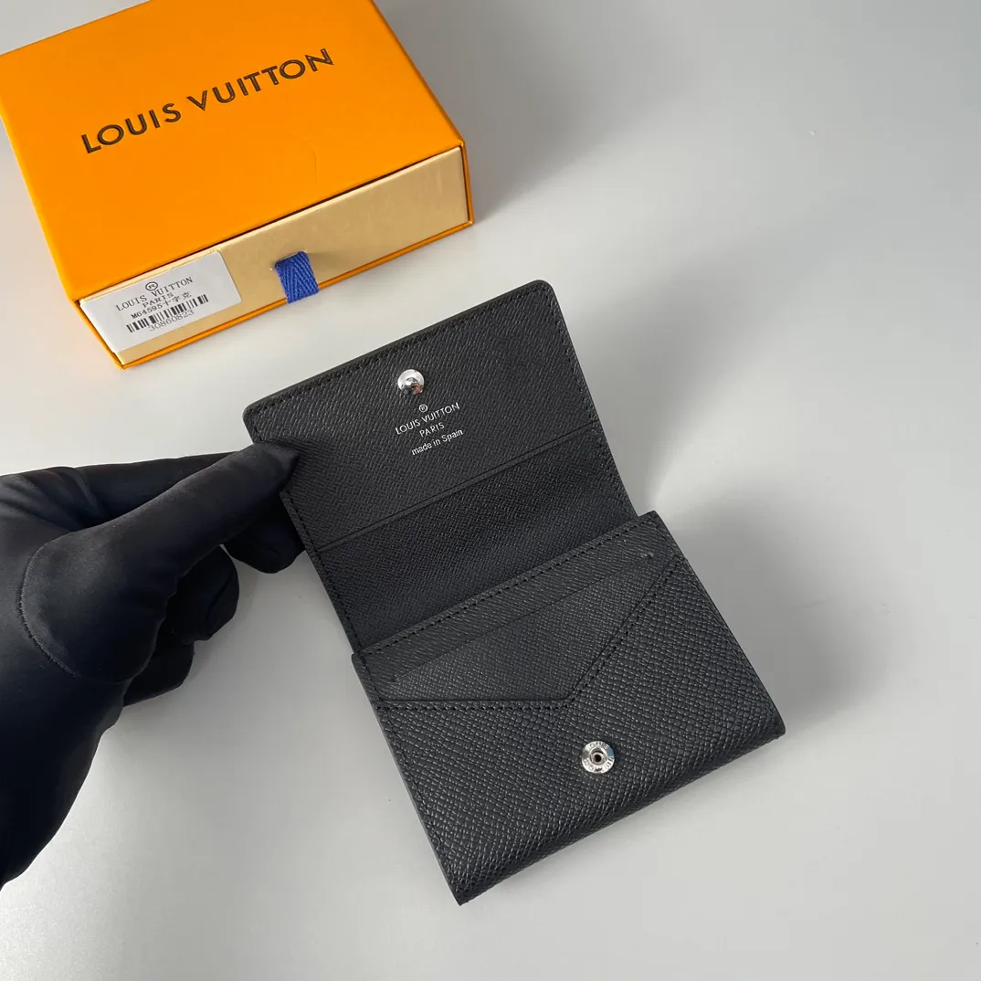 P300🇫🇷Exclusive real shot of overseas original M64595 cross pattern! Crafted in classic Monogram coated canvas, the Enveloppe Carte de Visite business card holder allows you to carry your business or credit cards elegantly. It easily stows into almost any pocket and features a snap button closure. Size: 10.5×8cm