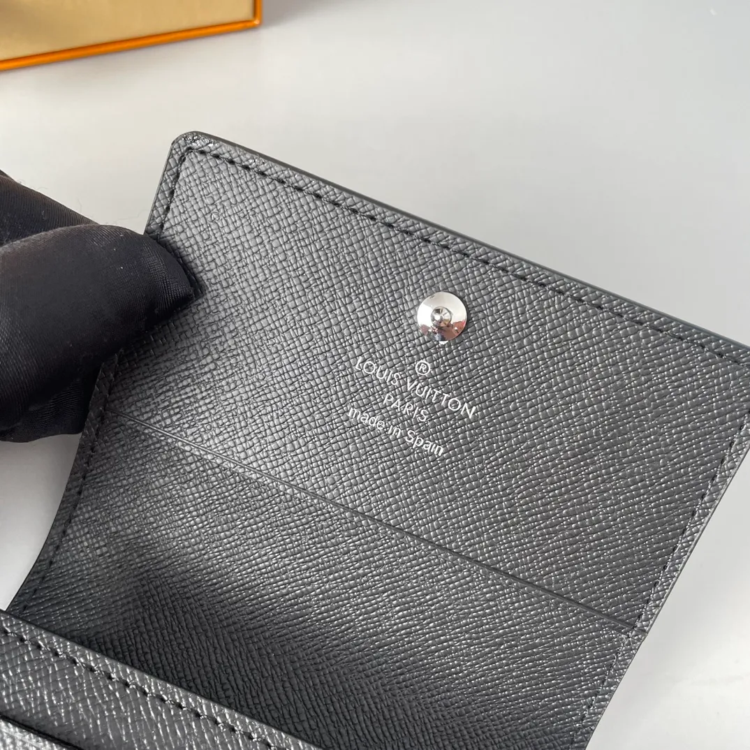 P300🇫🇷Exclusive real shot of overseas original M64595 cross pattern! Crafted in classic Monogram coated canvas, the Enveloppe Carte de Visite business card holder allows you to carry your business or credit cards elegantly. It easily stows into almost any pocket and features a snap button closure. Size: 10.5×8cm