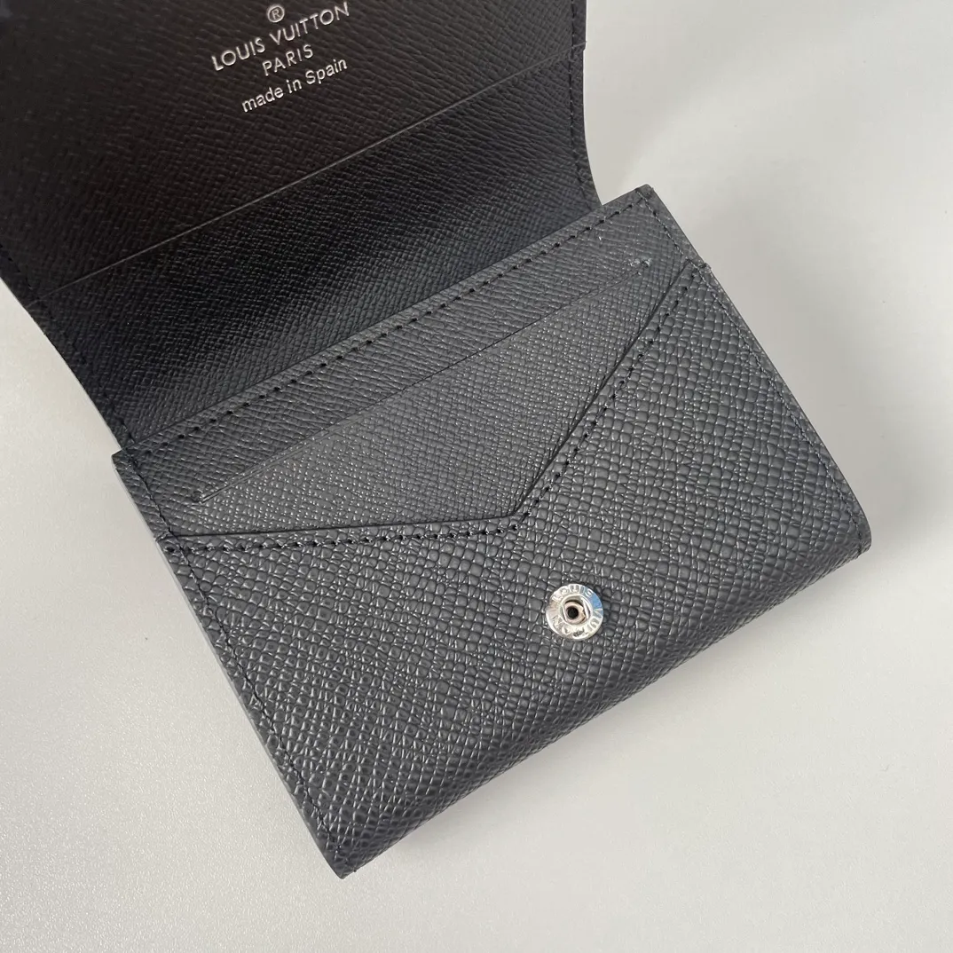 P300🇫🇷Exclusive real shot of overseas original M64595 cross pattern! Crafted in classic Monogram coated canvas, the Enveloppe Carte de Visite business card holder allows you to carry your business or credit cards elegantly. It easily stows into almost any pocket and features a snap button closure. Size: 10.5×8cm