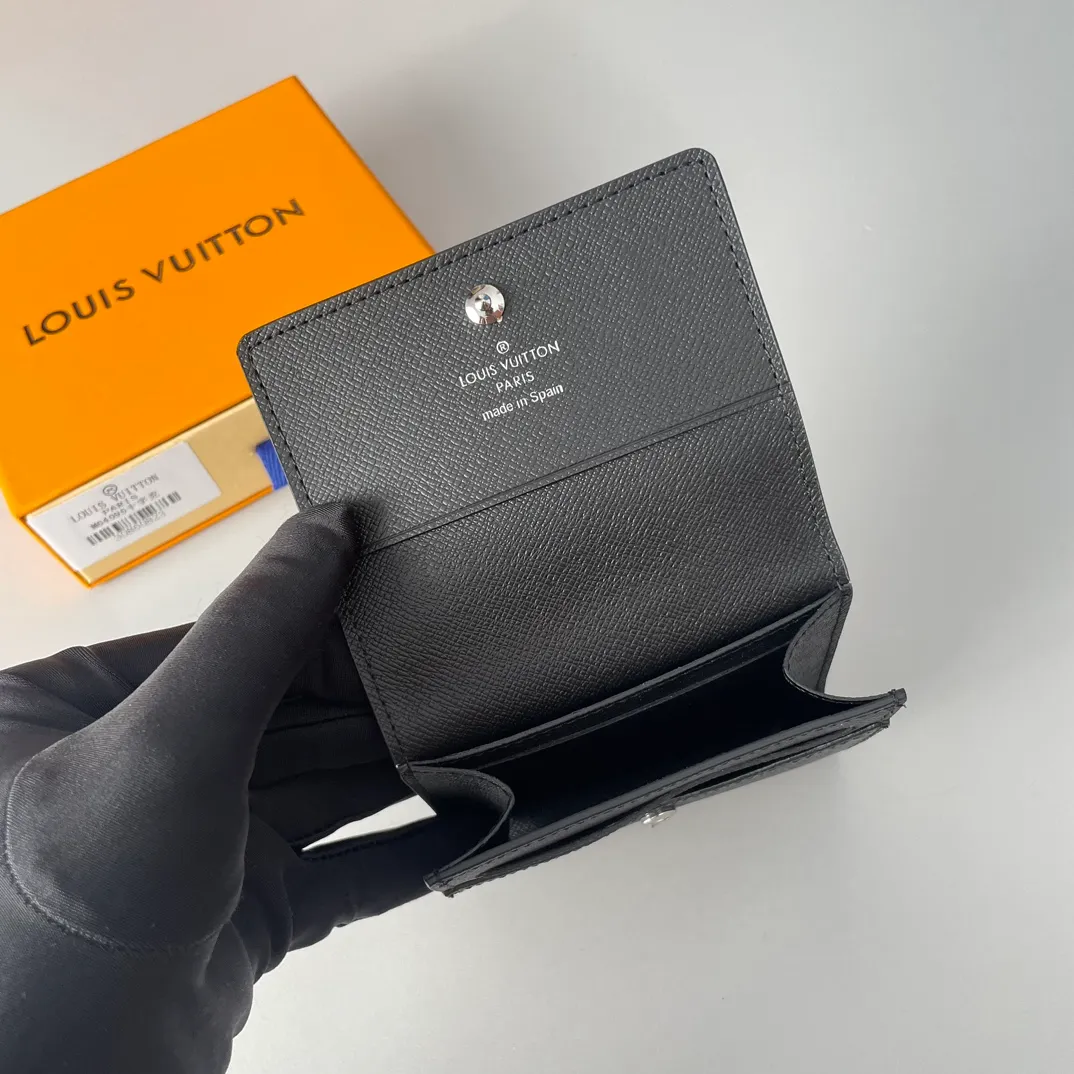 P300🇫🇷Exclusive real shot of overseas original M64595 cross pattern! Crafted in classic Monogram coated canvas, the Enveloppe Carte de Visite business card holder allows you to carry your business or credit cards elegantly. It easily stows into almost any pocket and features a snap button closure. Size: 10.5×8cm