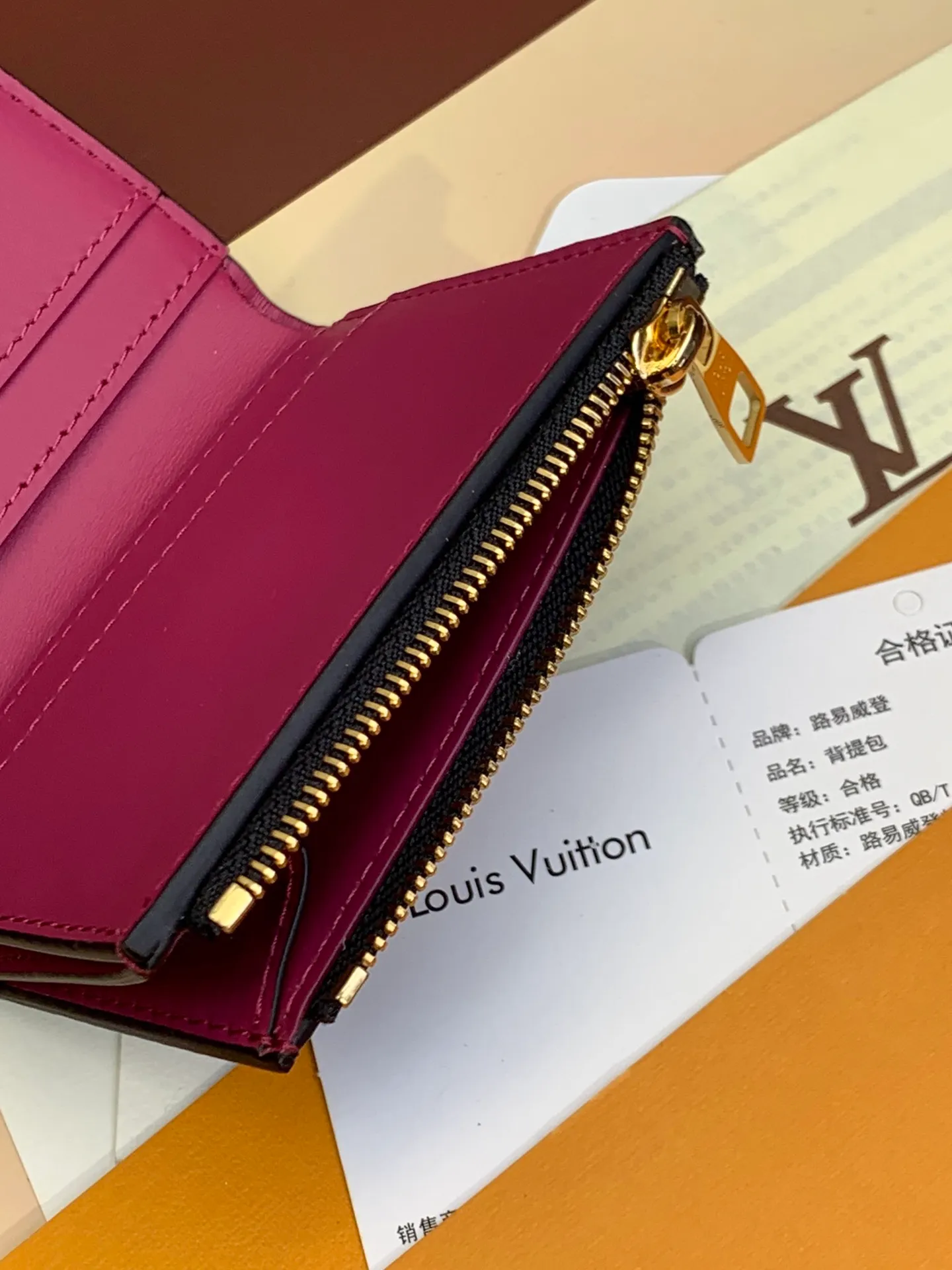 M68587 Black This Capucines XS wallet can be placed in all Capucines handbags, even the small BB style can be easily stored. Crafted from full-grain Taurillon leather and lined with smooth calfskin, this ultra-compact wallet holds a woman's daily essentials such as bills, change, credit cards and receipts, while the snap closure features the classic leather-finished LV logo. Dimensions: 10 x 8 x 1.5 cm. 💰580