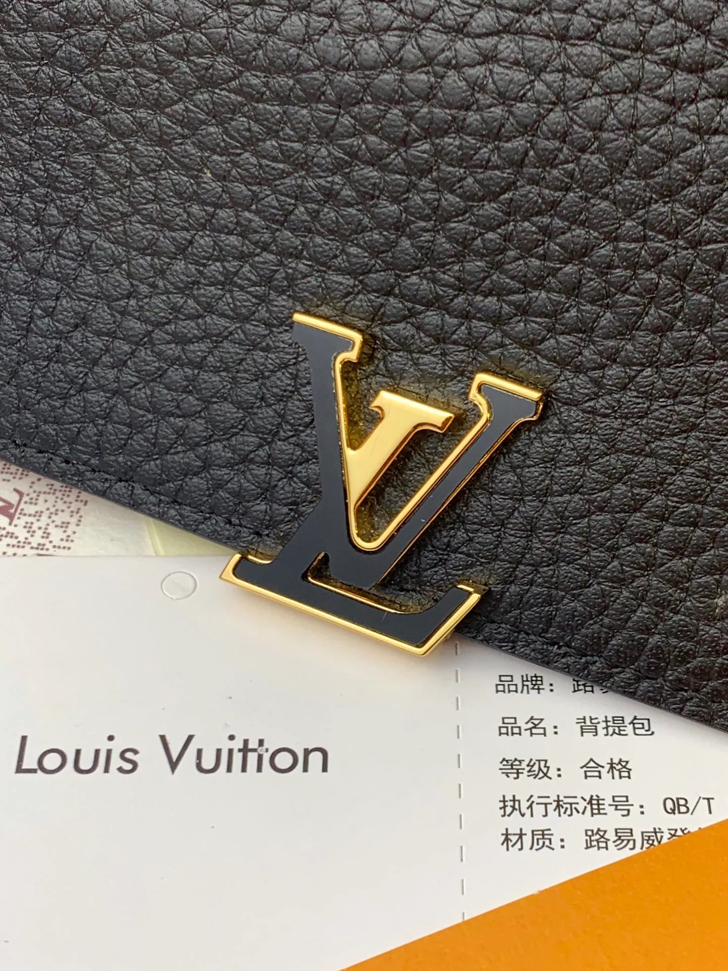 M68587 Black This Capucines XS wallet can be placed in all Capucines handbags, even the small BB style can be easily stored. Crafted from full-grain Taurillon leather and lined with smooth calfskin, this ultra-compact wallet holds a woman's daily essentials such as bills, change, credit cards and receipts, while the snap closure features the classic leather-finished LV logo. Dimensions: 10 x 8 x 1.5 cm. 💰580