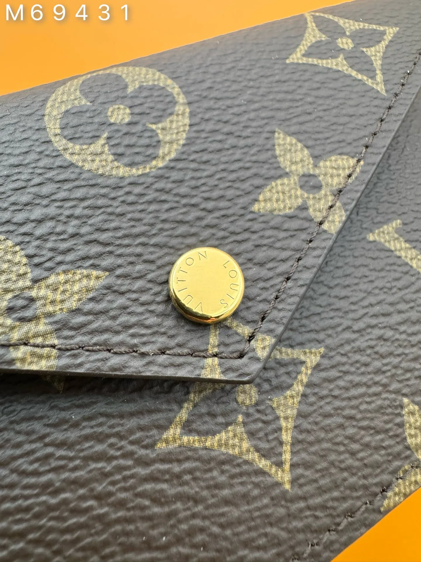 M69431 "Special Duty Free" ♻️ [Official special edition·First-class material·All-steel hardware·French chips·Full set of packaging] The Recto Verso card holder is made of classic Monogram canvas with neat leather trimming. It opens the coin compartment with an L-shaped wide zipper. It is equipped with an envelope-style front pocket, a central pocket that can store folded banknotes and a rear card slot. It can also be fixed to a handbag or belt with a hook buckle. 13.0x9.5x2.5cm 💰580