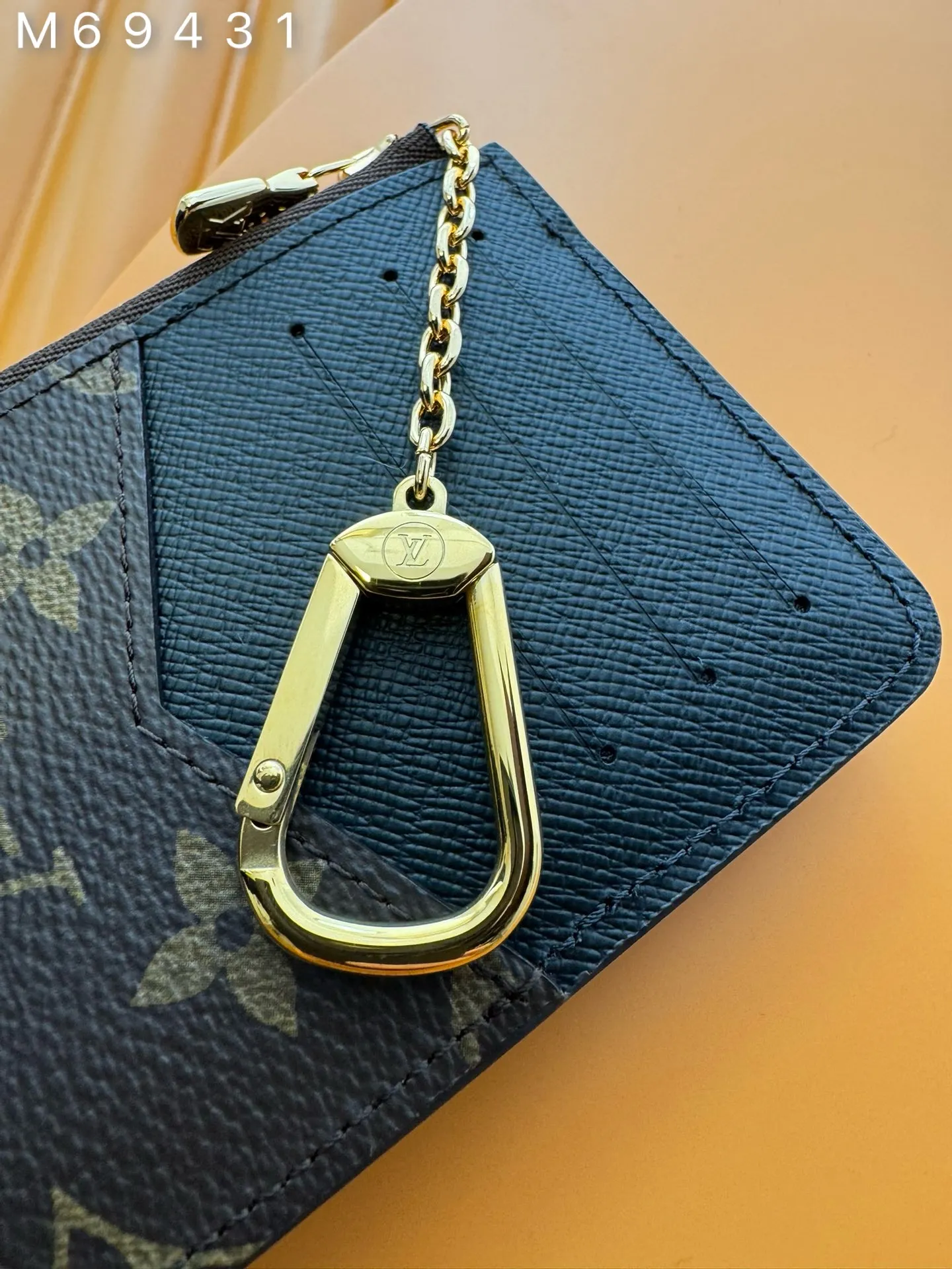 M69431 "Special Duty Free" ♻️ [Official special edition·First-class material·All-steel hardware·French chips·Full set of packaging] The Recto Verso card holder is made of classic Monogram canvas with neat leather trimming. It opens the coin compartment with an L-shaped wide zipper. It is equipped with an envelope-style front pocket, a central pocket that can store folded banknotes and a rear card slot. It can also be fixed to a handbag or belt with a hook buckle. 13.0x9.5x2.5cm 💰580