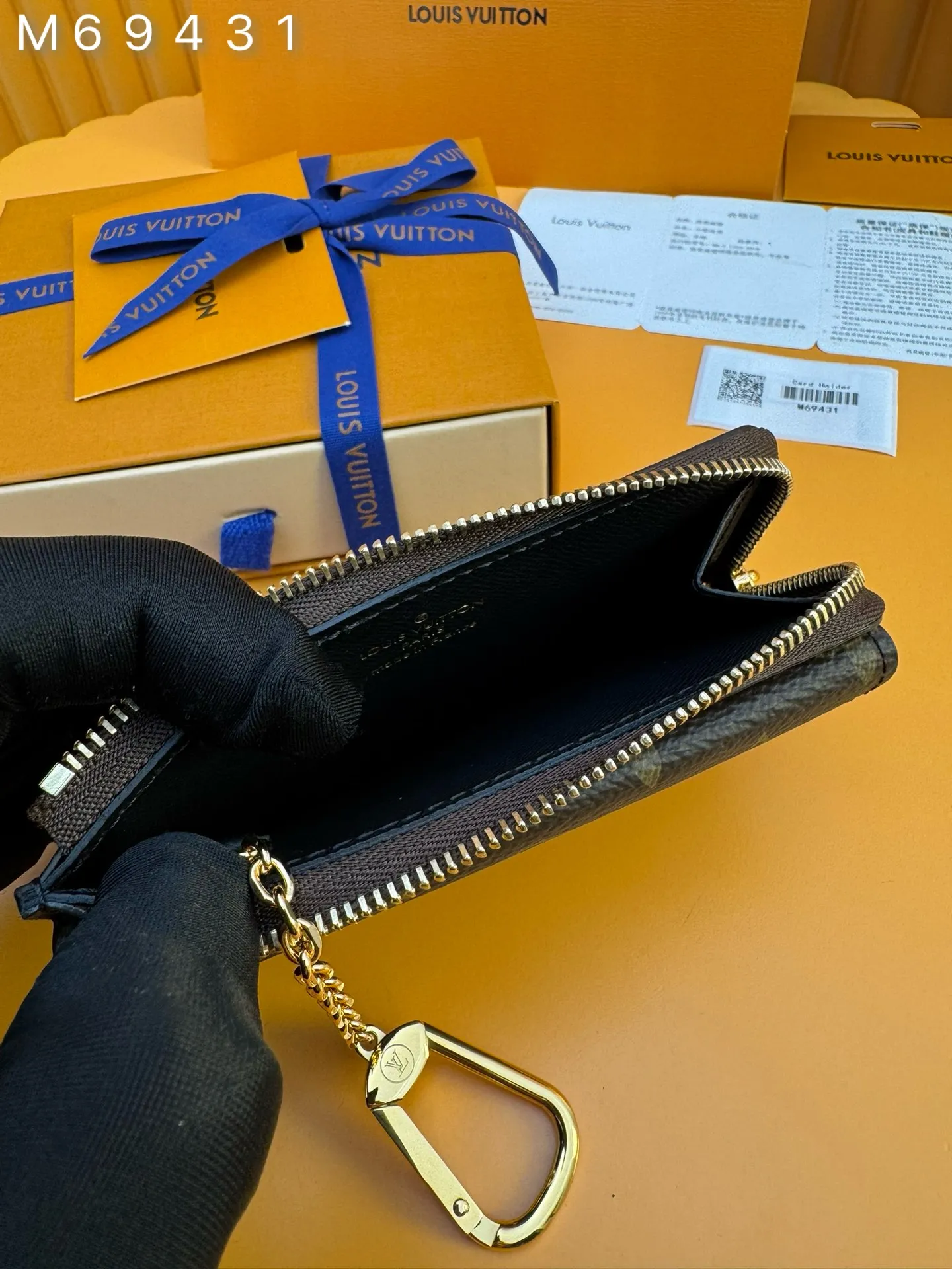 M69431 "Special Duty Free" ♻️ [Official special edition·First-class material·All-steel hardware·French chips·Full set of packaging] The Recto Verso card holder is made of classic Monogram canvas with neat leather trimming. It opens the coin compartment with an L-shaped wide zipper. It is equipped with an envelope-style front pocket, a central pocket that can store folded banknotes and a rear card slot. It can also be fixed to a handbag or belt with a hook buckle. 13.0x9.5x2.5cm 💰580