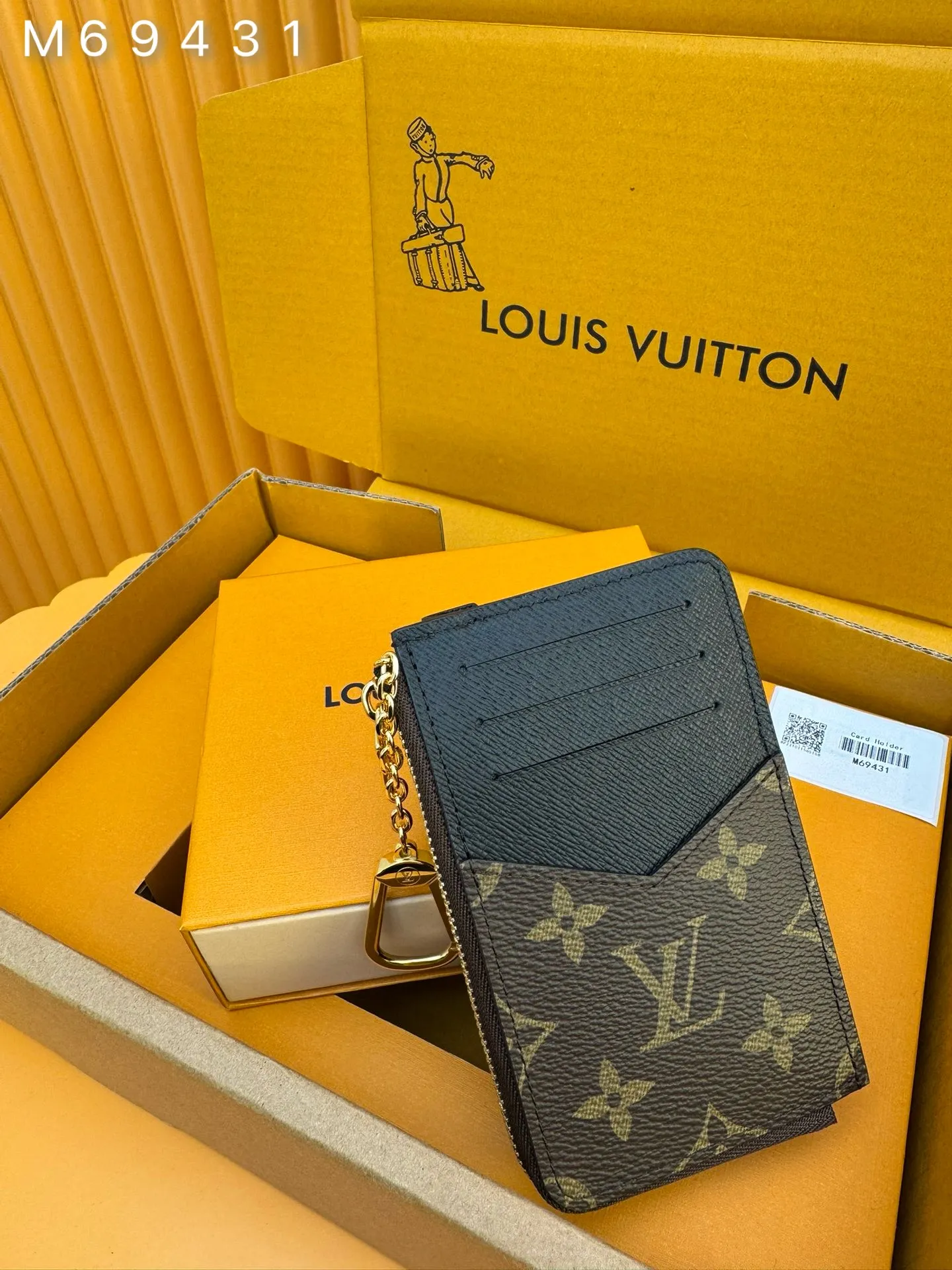 M69431 "Special Duty Free" ♻️ [Official special edition·First-class material·All-steel hardware·French chips·Full set of packaging] The Recto Verso card holder is made of classic Monogram canvas with neat leather trimming. It opens the coin compartment with an L-shaped wide zipper. It is equipped with an envelope-style front pocket, a central pocket that can store folded banknotes and a rear card slot. It can also be fixed to a handbag or belt with a hook buckle. 13.0x9.5x2.5cm 💰580