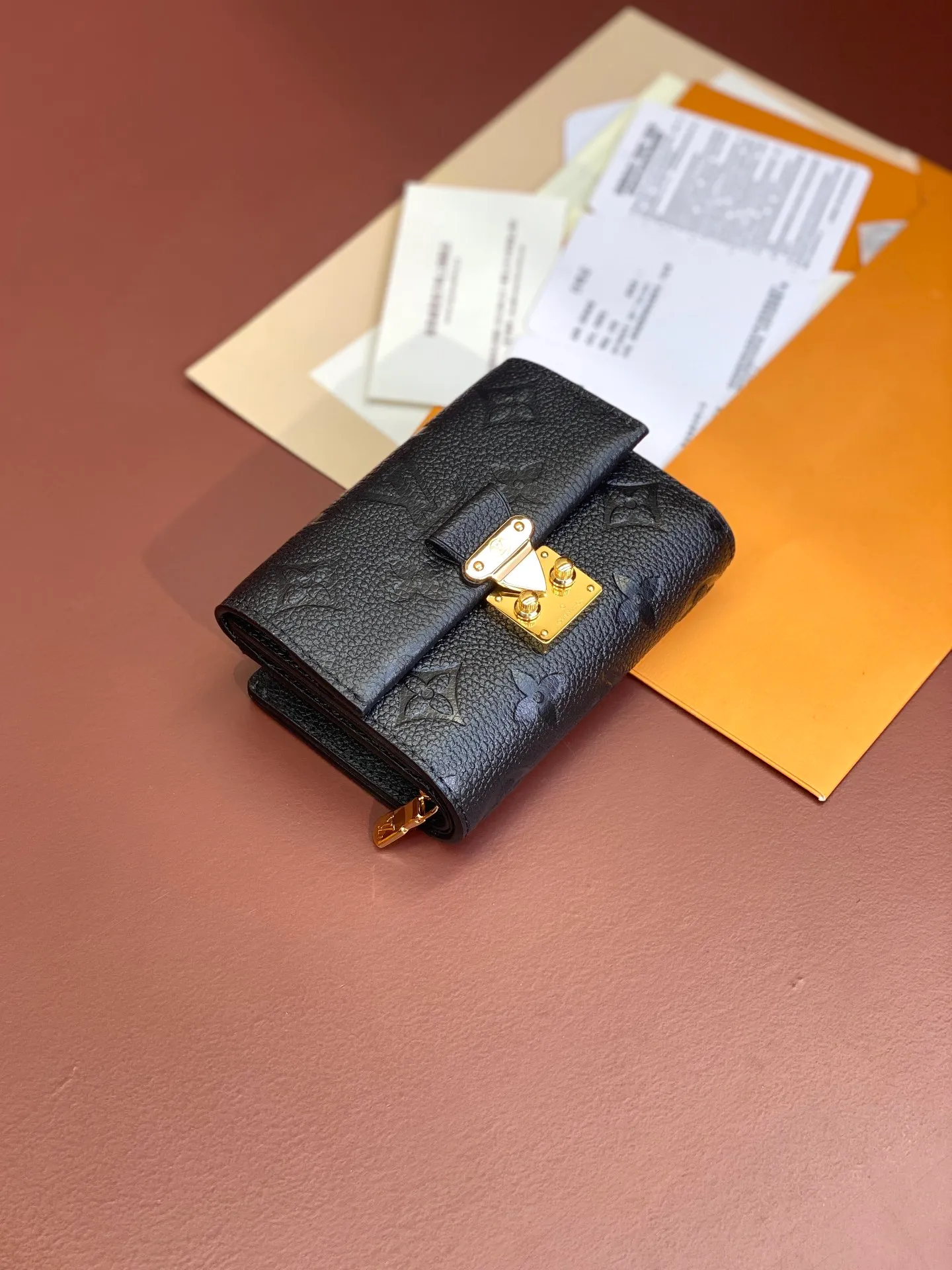 M80880 black! The first-layer full leather wallet series Métis short wallet inherits the inspiration of the Métis leather goods series and is made of soft Monogram Empreinte leather embossed with the classic Monogram pattern. The pocket S-lock lock secures the flap, continuing the classic Louis Vuitton hard case elements. The elegant construction offers ample interior space, including a zipped accordion coin pocket, patch pockets and card slots. Dimensions 11.5 x 8.5 x 4 cm (length x height x width). 💰620