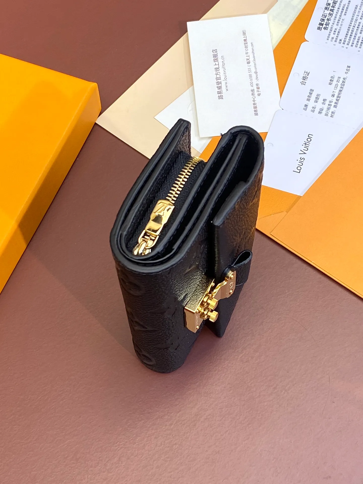 M80880 black! The first-layer full leather wallet series Métis short wallet inherits the inspiration of the Métis leather goods series and is made of soft Monogram Empreinte leather embossed with the classic Monogram pattern. The pocket S-lock lock secures the flap, continuing the classic Louis Vuitton hard case elements. The elegant construction offers ample interior space, including a zipped accordion coin pocket, patch pockets and card slots. Dimensions 11.5 x 8.5 x 4 cm (length x height x width). 💰620
