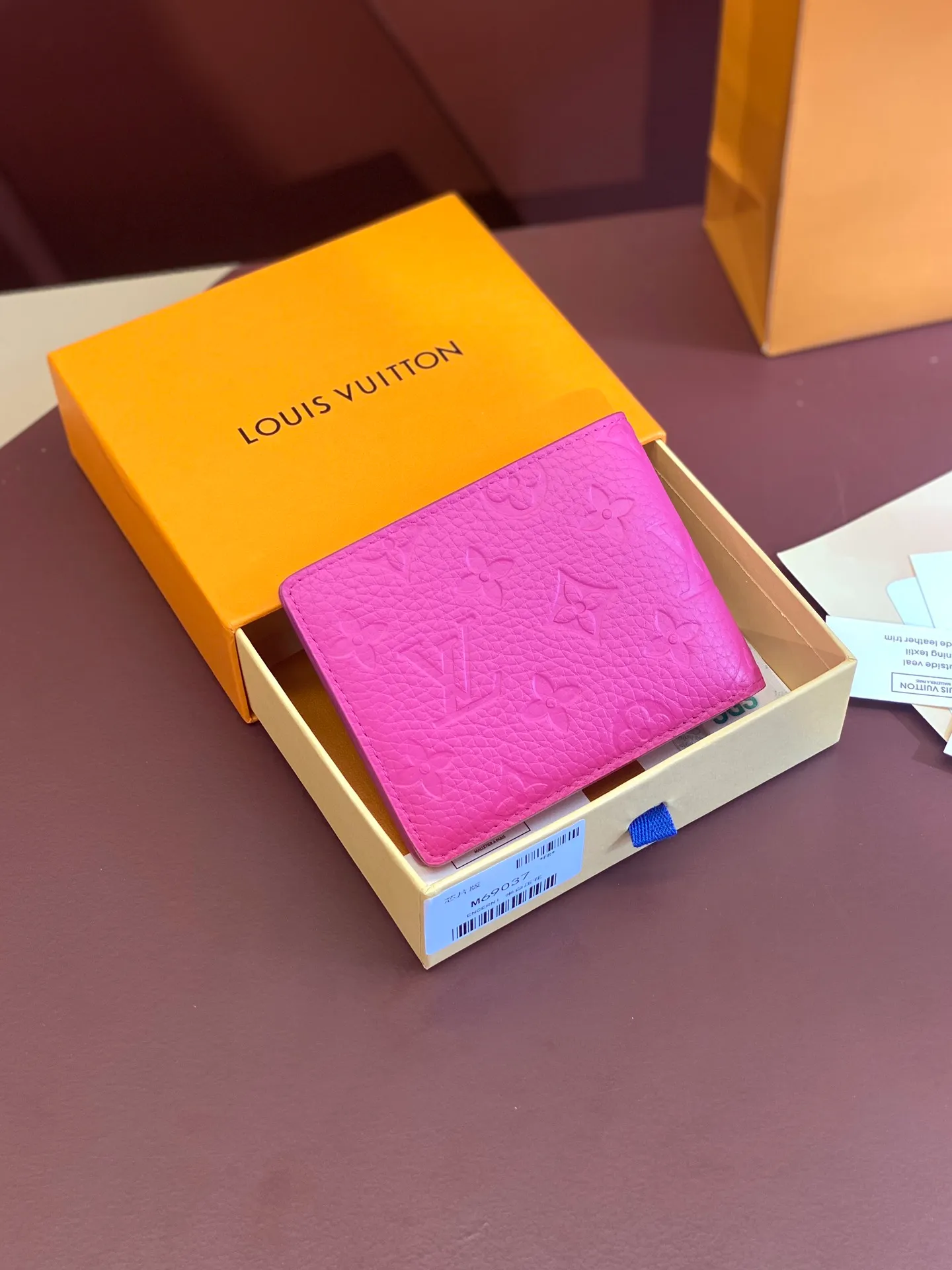 💰 380 M69037 Rose red! Chip version, (made of top-grain cowhide), this Multiple wallet features the classic Monogram embossing on the full-grain Taurillon leather surface, creating a compact structure and concise lines. Card slots, interior pockets and compartments keep cash, receipts and more organized. Detailed features: 11.5 x 9 x 1.5 cm (length x height x width).
