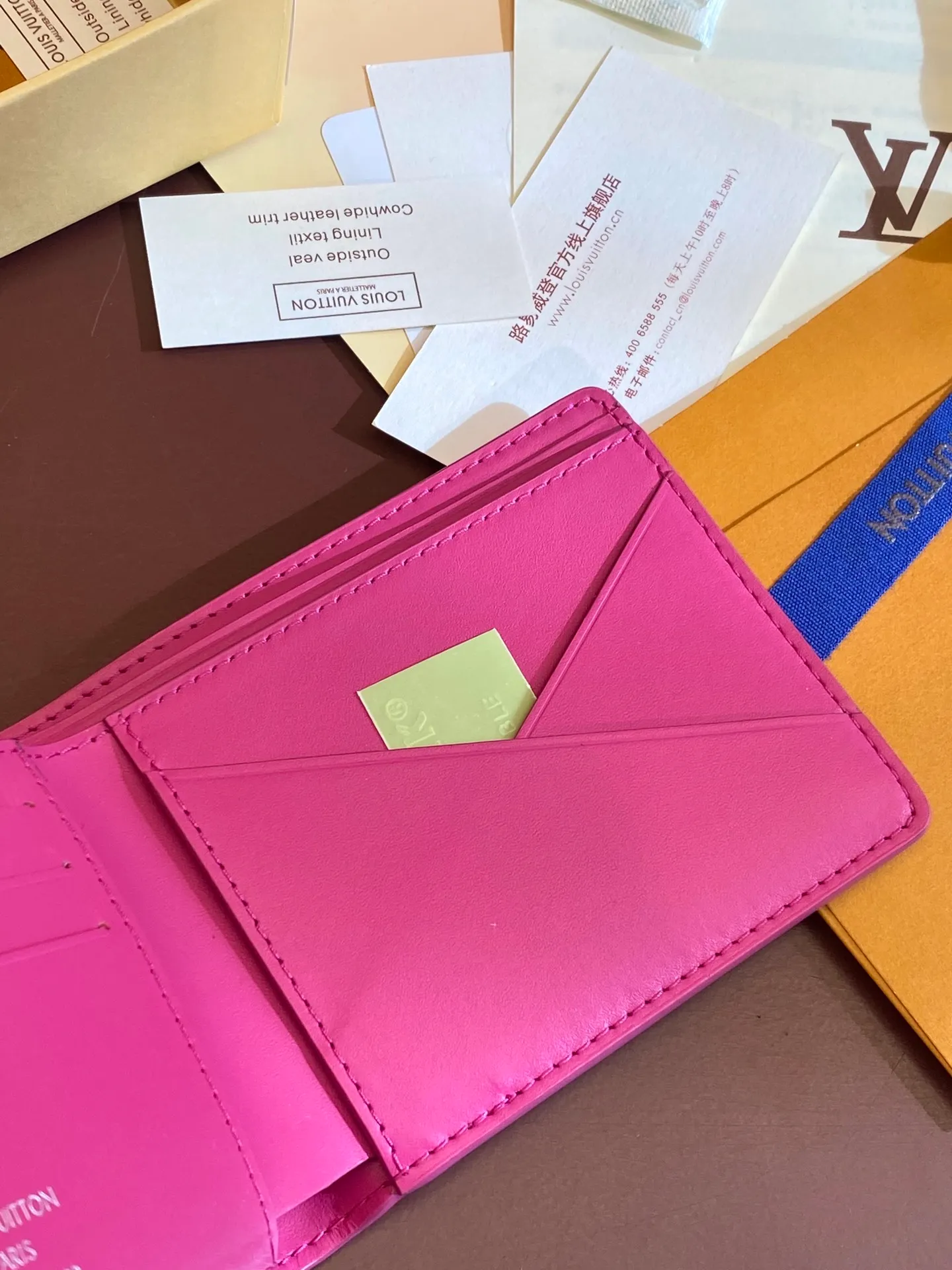💰 380 M69037 Rose red! Chip version, (made of top-grain cowhide), this Multiple wallet features the classic Monogram embossing on the full-grain Taurillon leather surface, creating a compact structure and concise lines. Card slots, interior pockets and compartments keep cash, receipts and more organized. Detailed features: 11.5 x 9 x 1.5 cm (length x height x width).