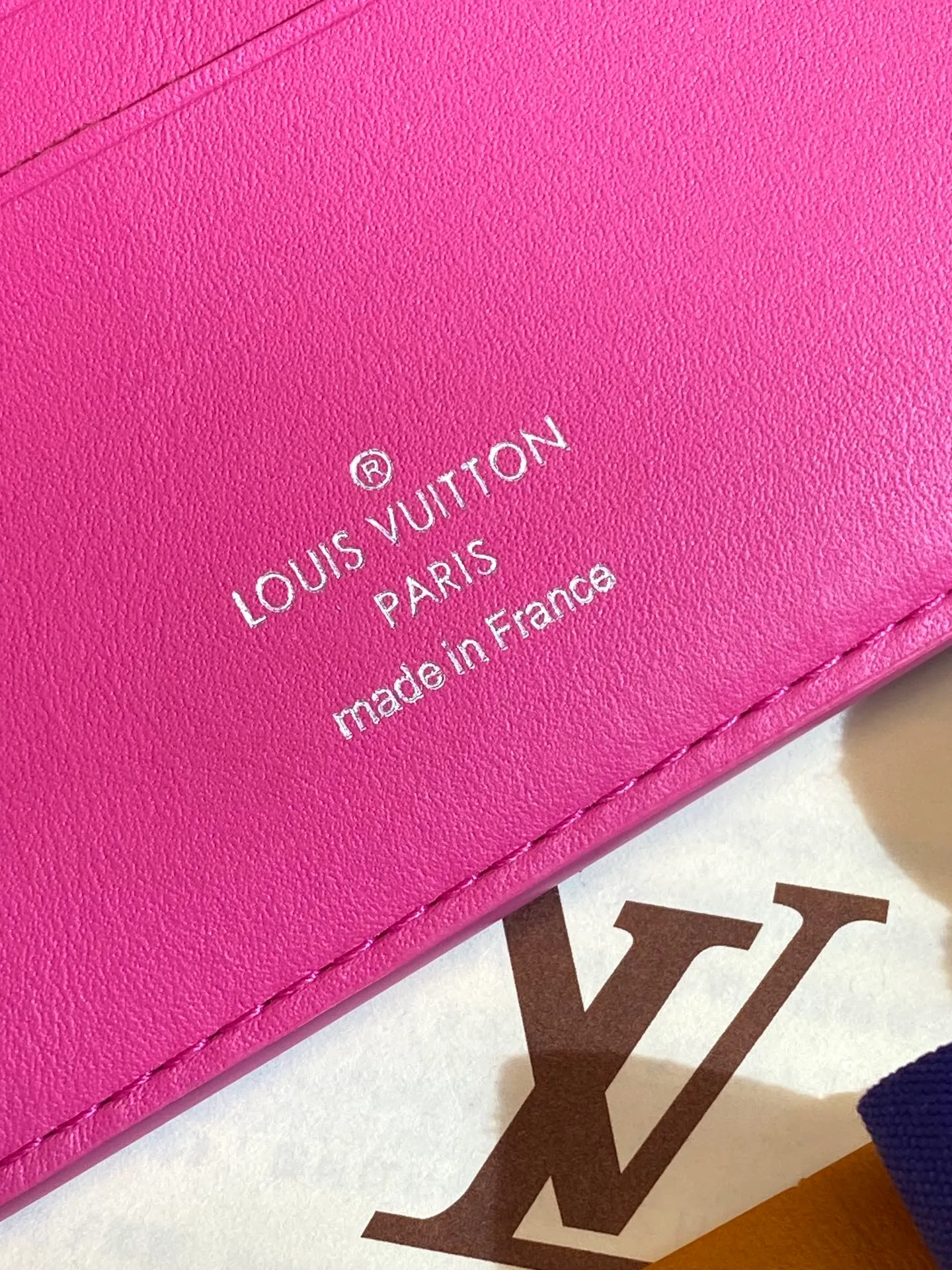 💰 380 M69037 Rose red! Chip version, (made of top-grain cowhide), this Multiple wallet features the classic Monogram embossing on the full-grain Taurillon leather surface, creating a compact structure and concise lines. Card slots, interior pockets and compartments keep cash, receipts and more organized. Detailed features: 11.5 x 9 x 1.5 cm (length x height x width).