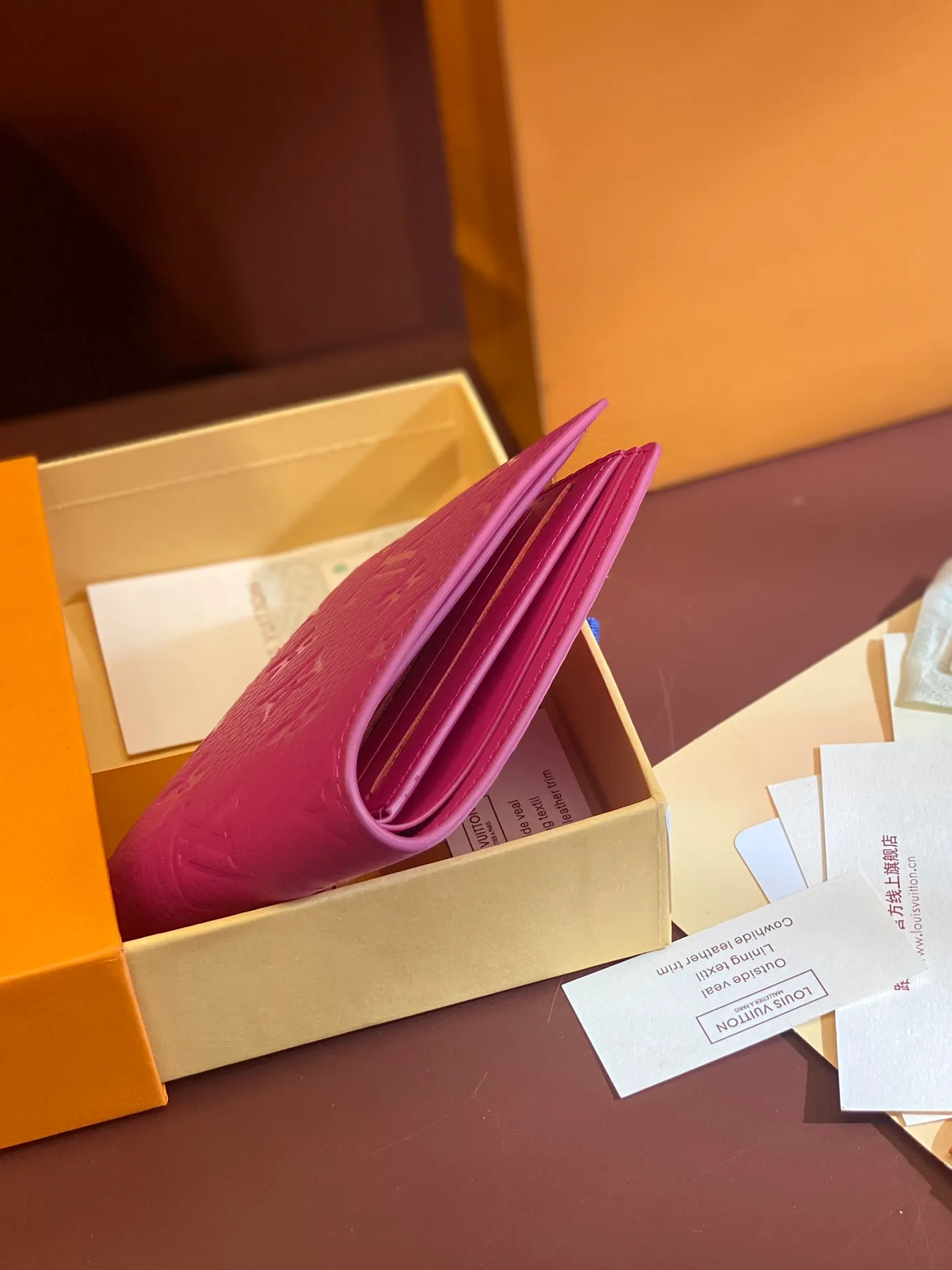 💰 380 M69037 Rose red! Chip version, (made of top-grain cowhide), this Multiple wallet features the classic Monogram embossing on the full-grain Taurillon leather surface, creating a compact structure and concise lines. Card slots, interior pockets and compartments keep cash, receipts and more organized. Detailed features: 11.5 x 9 x 1.5 cm (length x height x width).
