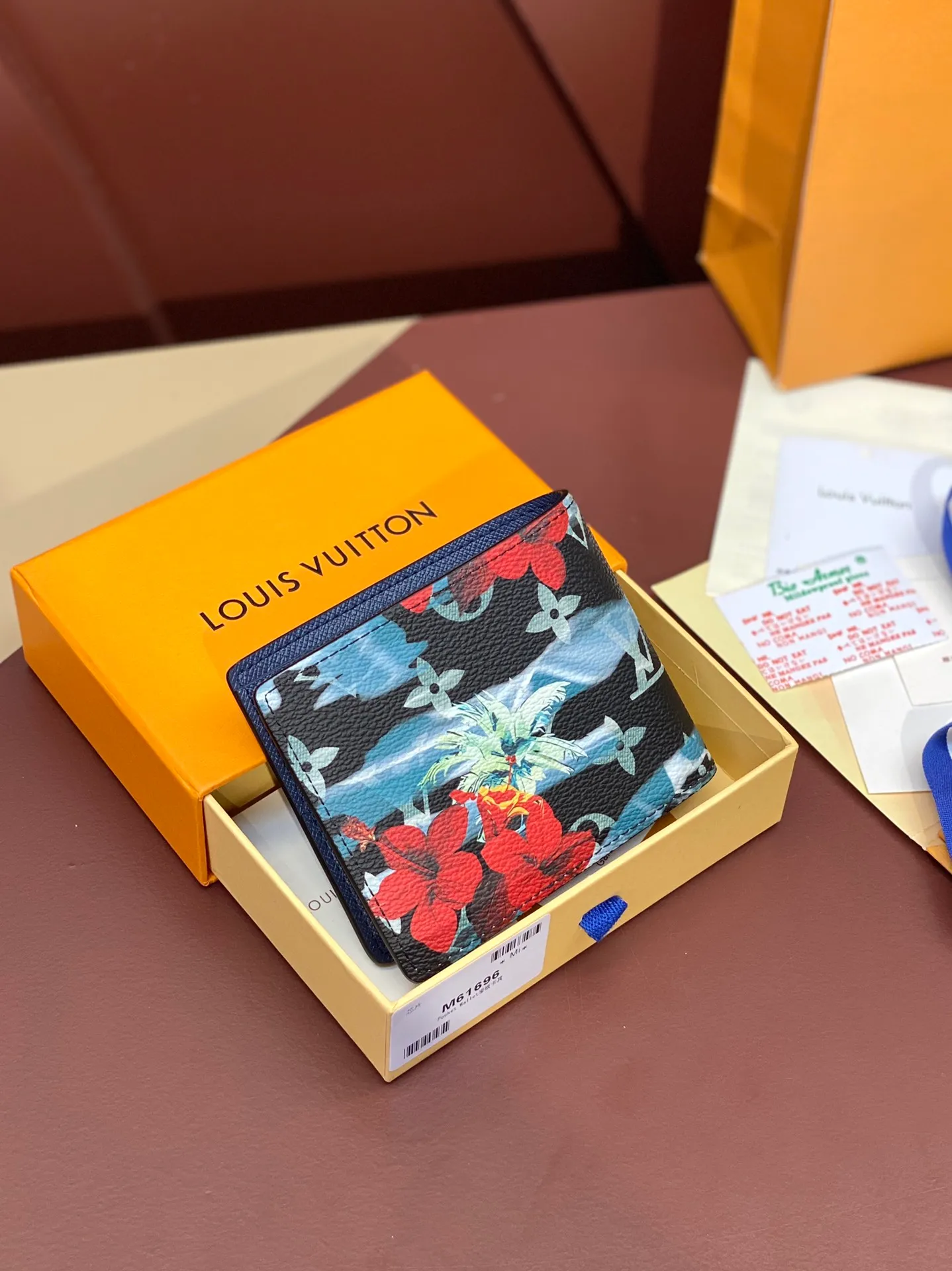 💰340 M61695 Skateboard 🛹 Royal blue! This Slender wallet is made of Monogram Surfin’ coated canvas, with colorful patterns overlapping tropical elements and the brand’s classic logo, giving the iconic piece a retro feel. Inside there are eight card slots and a compartment for banknotes. size: 11x8.5x2cm.