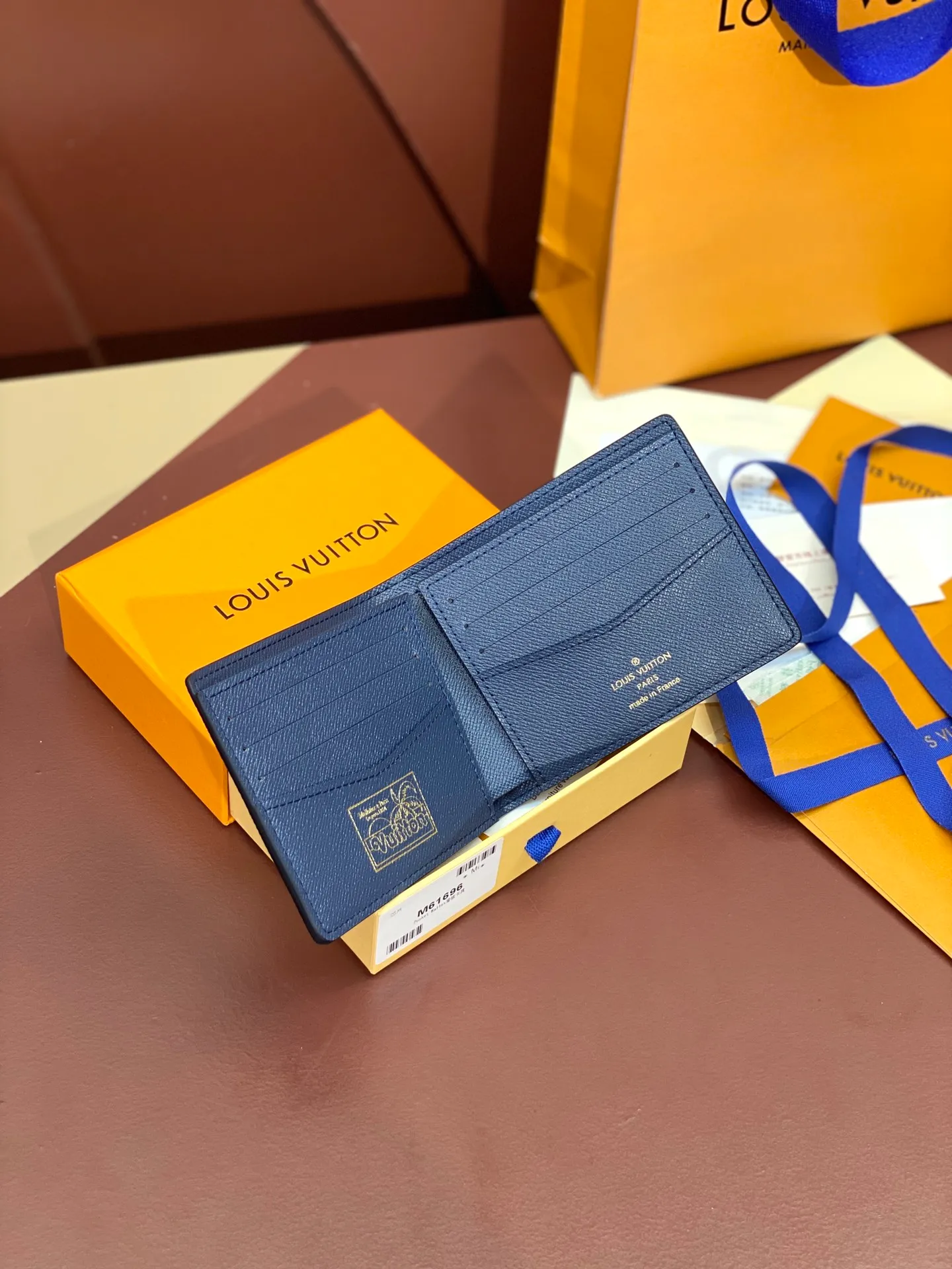 💰340 M61695 Skateboard 🛹 Royal blue! This Slender wallet is made of Monogram Surfin’ coated canvas, with colorful patterns overlapping tropical elements and the brand’s classic logo, giving the iconic piece a retro feel. Inside there are eight card slots and a compartment for banknotes. size: 11x8.5x2cm.