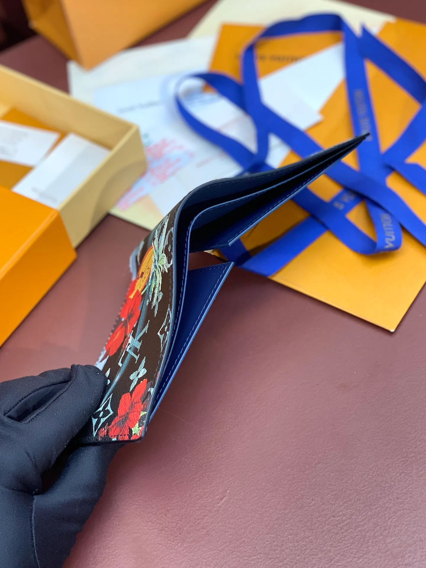 💰340 M61695 Skateboard 🛹 Royal blue! This Slender wallet is made of Monogram Surfin’ coated canvas, with colorful patterns overlapping tropical elements and the brand’s classic logo, giving the iconic piece a retro feel. Inside there are eight card slots and a compartment for banknotes. size: 11x8.5x2cm.