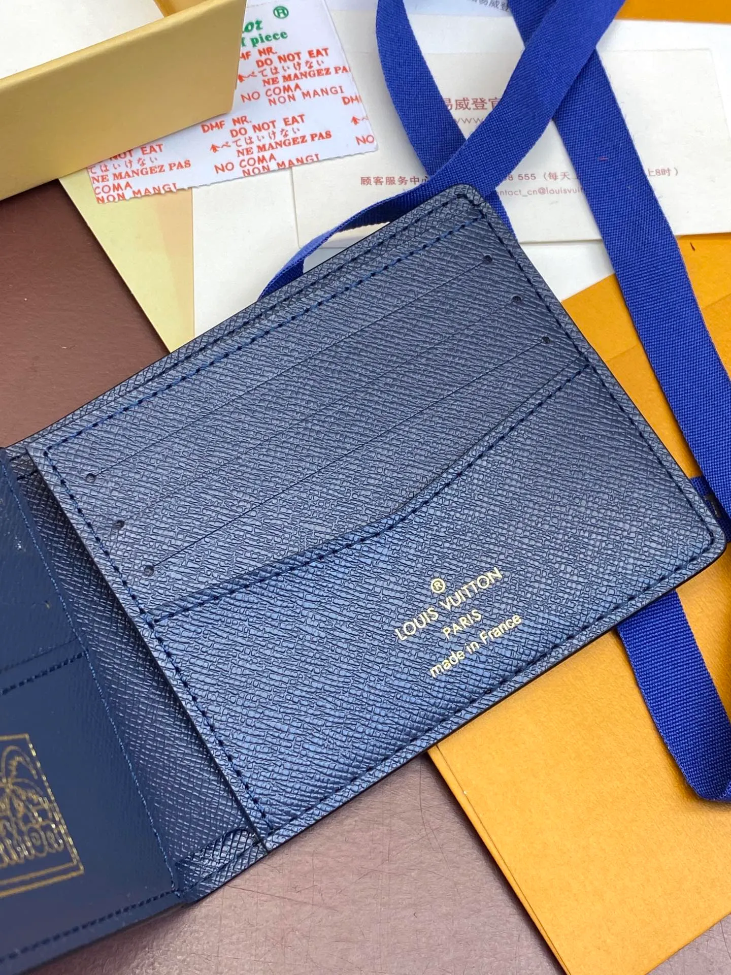 💰340 M61695 Skateboard 🛹 Royal blue! This Slender wallet is made of Monogram Surfin’ coated canvas, with colorful patterns overlapping tropical elements and the brand’s classic logo, giving the iconic piece a retro feel. Inside there are eight card slots and a compartment for banknotes. size: 11x8.5x2cm.