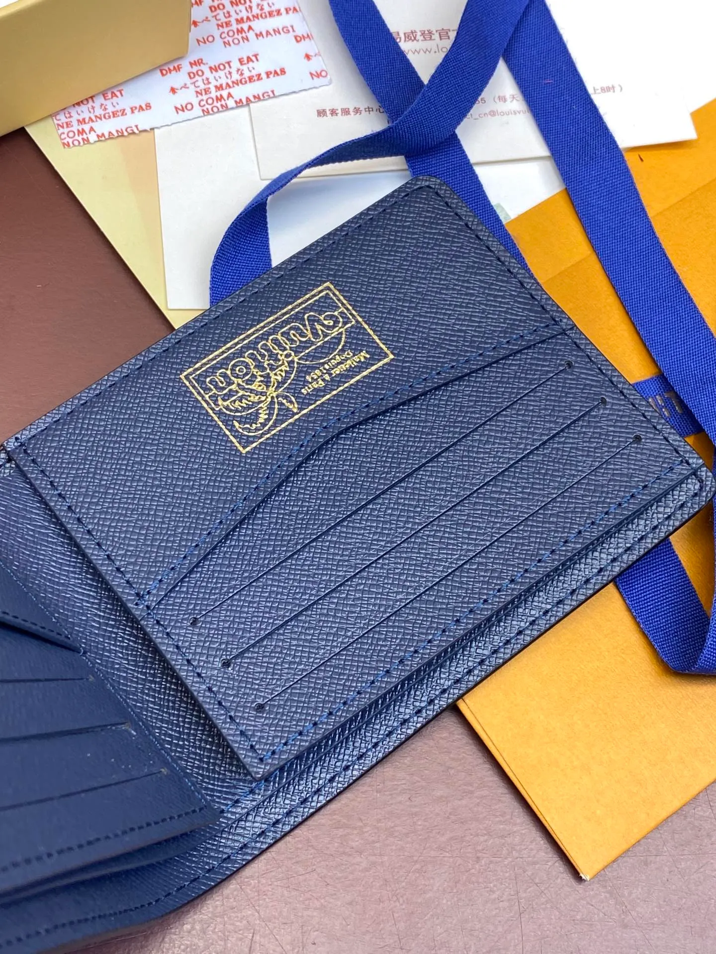💰340 M61695 Skateboard 🛹 Royal blue! This Slender wallet is made of Monogram Surfin’ coated canvas, with colorful patterns overlapping tropical elements and the brand’s classic logo, giving the iconic piece a retro feel. Inside there are eight card slots and a compartment for banknotes. size: 11x8.5x2cm.