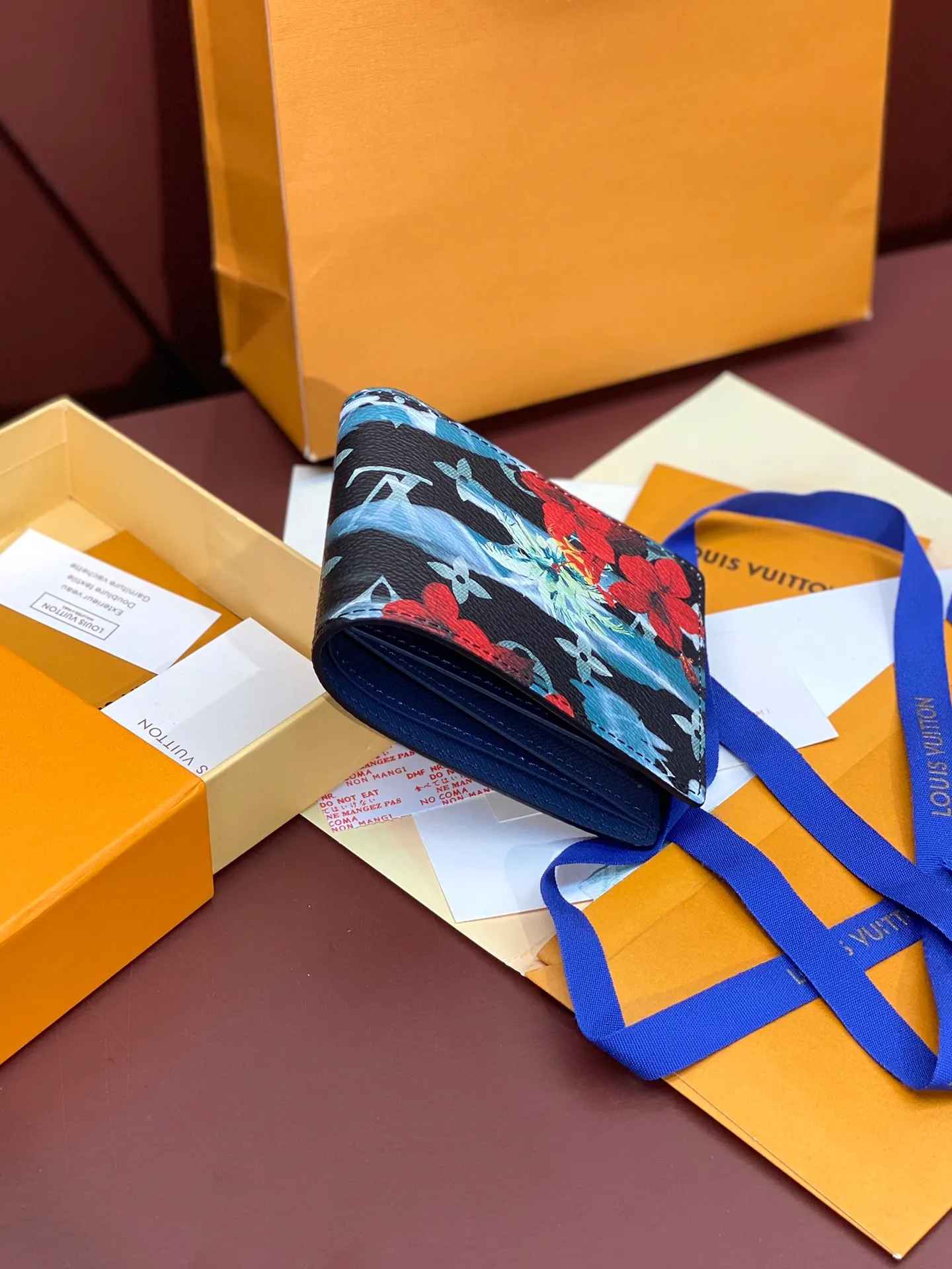 💰340 M61695 Skateboard 🛹 Royal blue! This Slender wallet is made of Monogram Surfin’ coated canvas, with colorful patterns overlapping tropical elements and the brand’s classic logo, giving the iconic piece a retro feel. Inside there are eight card slots and a compartment for banknotes. size: 11x8.5x2cm.