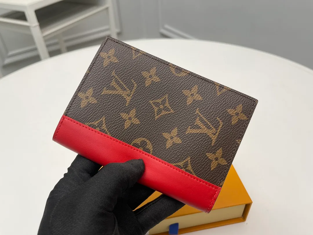 [Top Original Order] M12824 Red Passport 👏👏 The classic items of the manor are decorated with single-frame Macassar canvas into the "Kuvert Paspol NM" with an exquisite atmosphere. Trimmed and lined in colored leather, the "Louis Vuitton Color Mania" collection has a unique design appeal. Dimensions: 10 x 14 x 2.5 cm. 🎁🎁280💰.