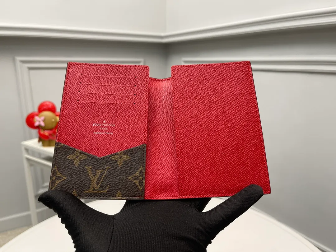 [Top Original Order] M12824 Red Passport 👏👏 The classic items of the manor are decorated with single-frame Macassar canvas into the "Kuvert Paspol NM" with an exquisite atmosphere. Trimmed and lined in colored leather, the "Louis Vuitton Color Mania" collection has a unique design appeal. Dimensions: 10 x 14 x 2.5 cm. 🎁🎁280💰.