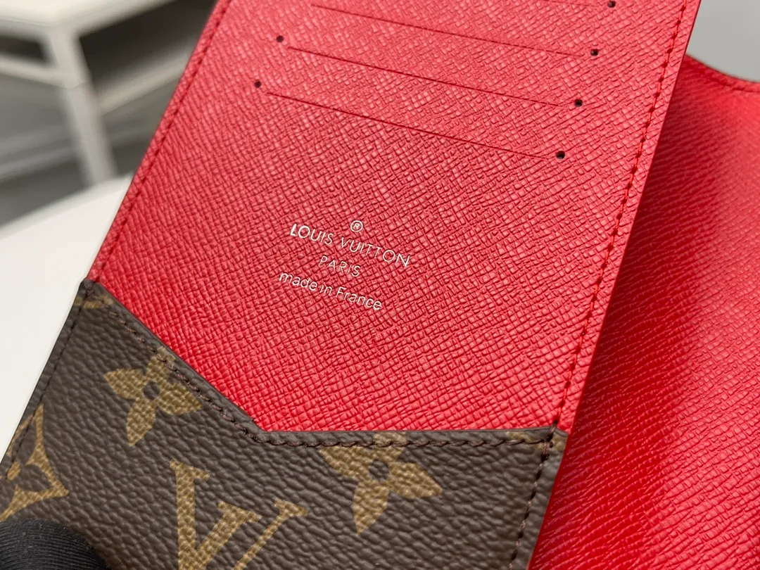 [Top Original Order] M12824 Red Passport 👏👏 The classic items of the manor are decorated with single-frame Macassar canvas into the "Kuvert Paspol NM" with an exquisite atmosphere. Trimmed and lined in colored leather, the "Louis Vuitton Color Mania" collection has a unique design appeal. Dimensions: 10 x 14 x 2.5 cm. 🎁🎁280💰.