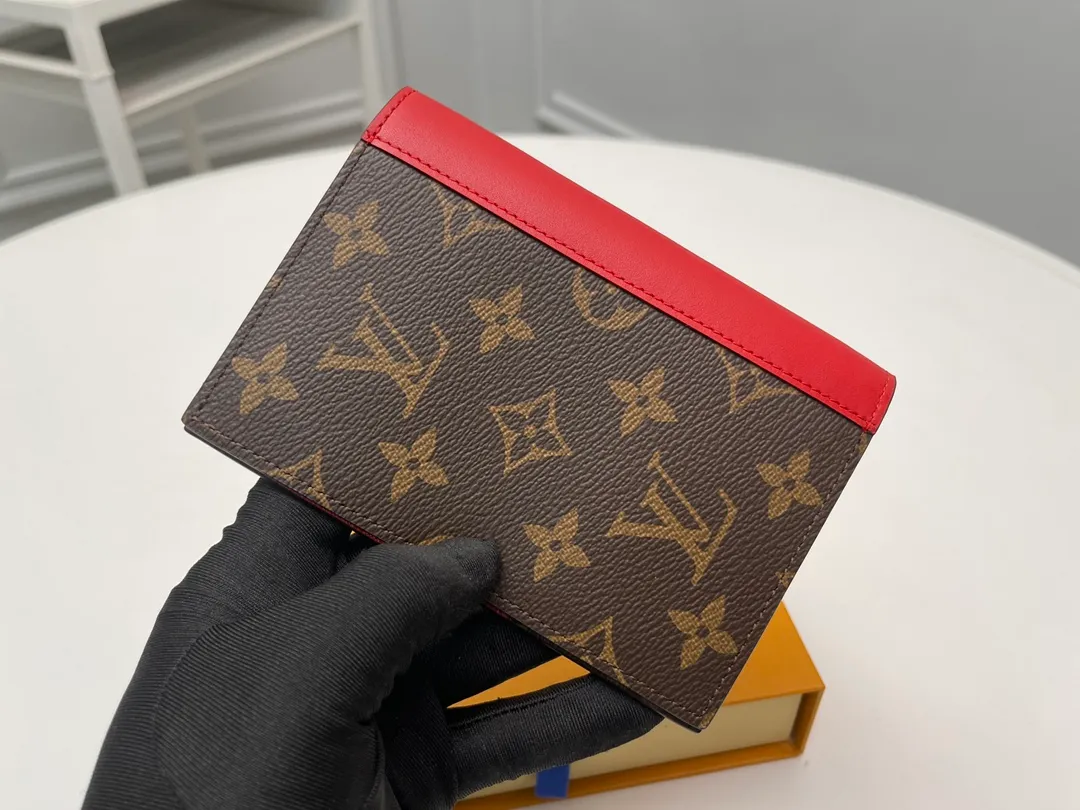 [Top Original Order] M12824 Red Passport 👏👏 The classic items of the manor are decorated with single-frame Macassar canvas into the "Kuvert Paspol NM" with an exquisite atmosphere. Trimmed and lined in colored leather, the "Louis Vuitton Color Mania" collection has a unique design appeal. Dimensions: 10 x 14 x 2.5 cm. 🎁🎁280💰.