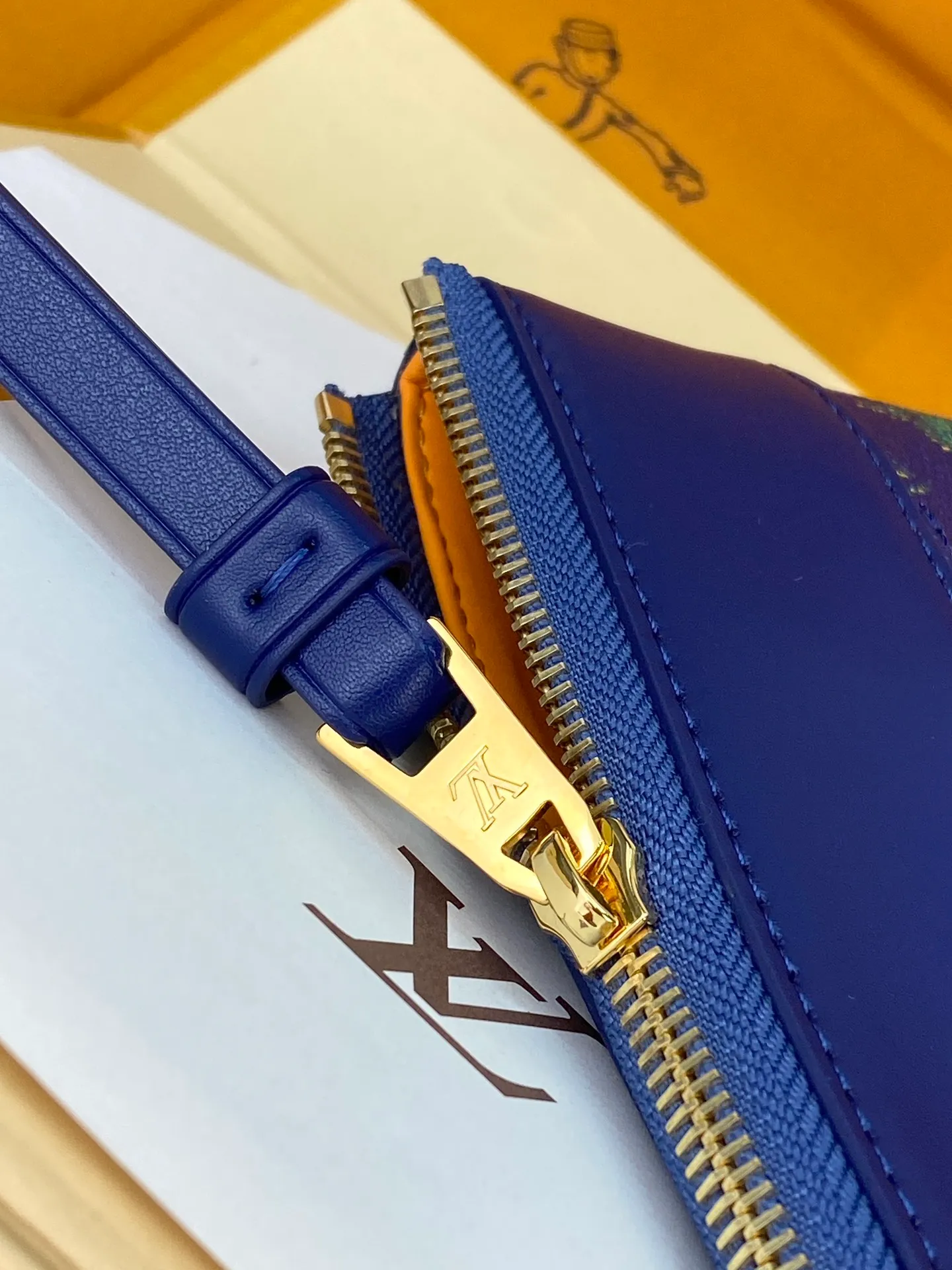 Upgraded version ⚠️M11545 blue stripe! POCHETTE VOYAGE SOUPLE Clutch The Pochette Voyage Souple Clutch is made of soft Monogram Eclipse coated canvas, and uses rounded strokes to outline the classic Pochette Voyage Clutch lines, bringing a comfortable travel experience. The slim construction features a zip compartment and magnetic back pocket. 32 x 21 x 8 cm (length x height x width). 💰700