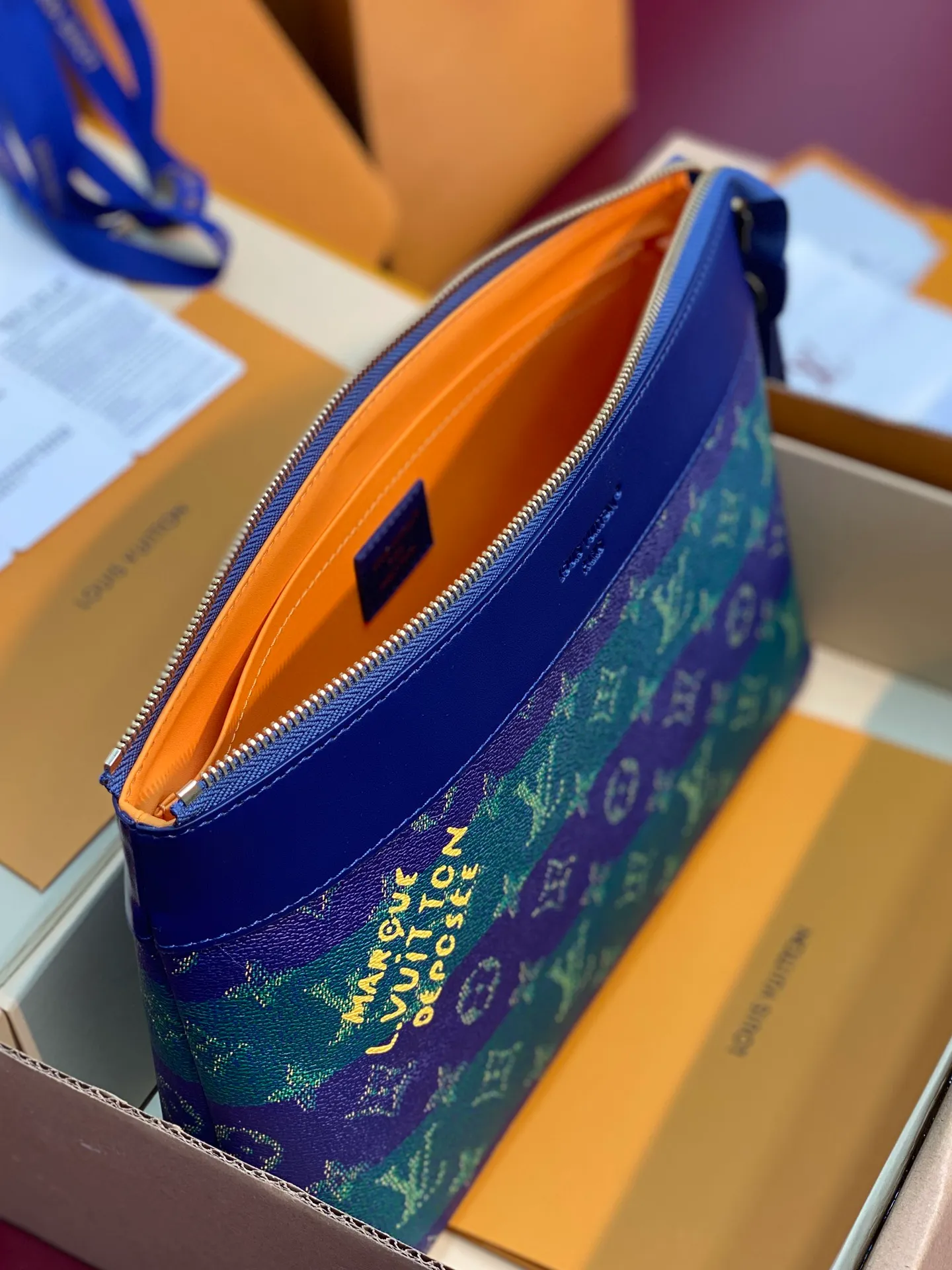 Upgraded version ⚠️M11545 blue stripe! POCHETTE VOYAGE SOUPLE Clutch The Pochette Voyage Souple Clutch is made of soft Monogram Eclipse coated canvas, and uses rounded strokes to outline the classic Pochette Voyage Clutch lines, bringing a comfortable travel experience. The slim construction features a zip compartment and magnetic back pocket. 32 x 21 x 8 cm (length x height x width). 💰700