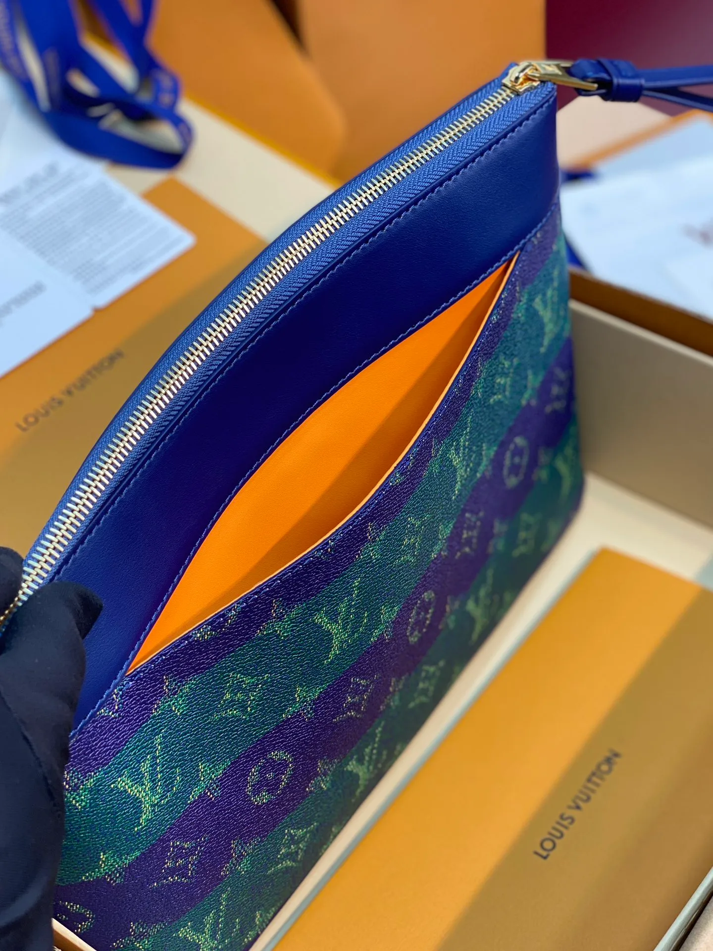 Upgraded version ⚠️M11545 blue stripe! POCHETTE VOYAGE SOUPLE Clutch The Pochette Voyage Souple Clutch is made of soft Monogram Eclipse coated canvas, and uses rounded strokes to outline the classic Pochette Voyage Clutch lines, bringing a comfortable travel experience. The slim construction features a zip compartment and magnetic back pocket. 32 x 21 x 8 cm (length x height x width). 💰700