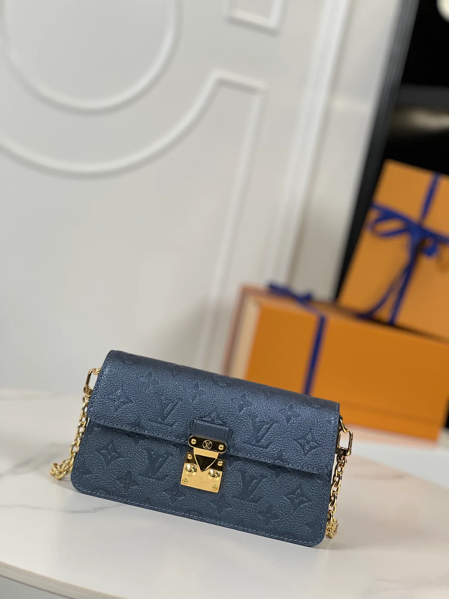 P960 "With full set of counter packaging" 🇫🇷Exclusive real shot of super original leather M82671! The Wallet On Chain Metis bag is made from grained Monogram Empreinte leather, embossed with the brand's Monogram pattern. The distinctive appearance, with its trapezoidal design and front flap secured with an S-lock, is inspired by the classic Louis Vuitton luggage. Detachable chain allows for cross-body wear. Size: 19×11×5.5cm