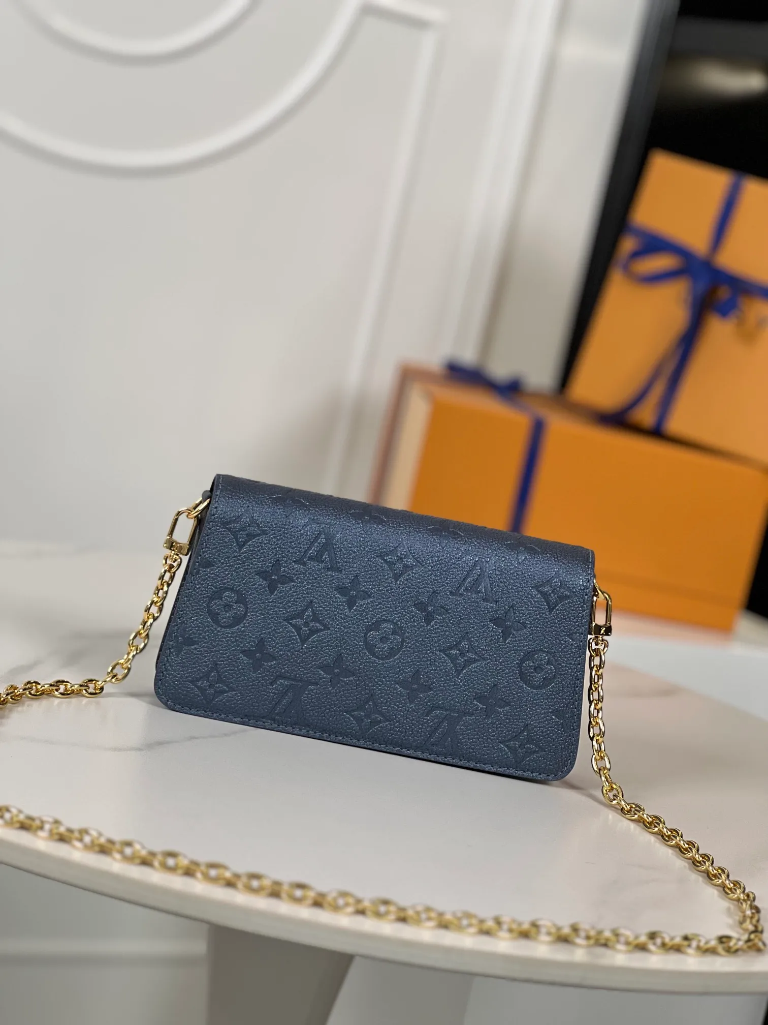 P960 "With full set of counter packaging" 🇫🇷Exclusive real shot of super original leather M82671! The Wallet On Chain Metis bag is made from grained Monogram Empreinte leather, embossed with the brand's Monogram pattern. The distinctive appearance, with its trapezoidal design and front flap secured with an S-lock, is inspired by the classic Louis Vuitton luggage. Detachable chain allows for cross-body wear. Size: 19×11×5.5cm