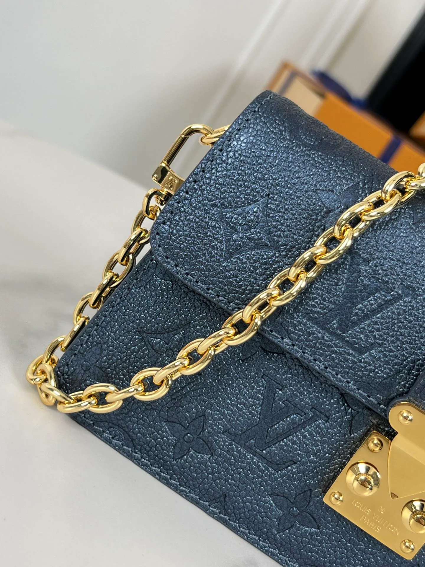 P960 "With full set of counter packaging" 🇫🇷Exclusive real shot of super original leather M82671! The Wallet On Chain Metis bag is made from grained Monogram Empreinte leather, embossed with the brand's Monogram pattern. The distinctive appearance, with its trapezoidal design and front flap secured with an S-lock, is inspired by the classic Louis Vuitton luggage. Detachable chain allows for cross-body wear. Size: 19×11×5.5cm
