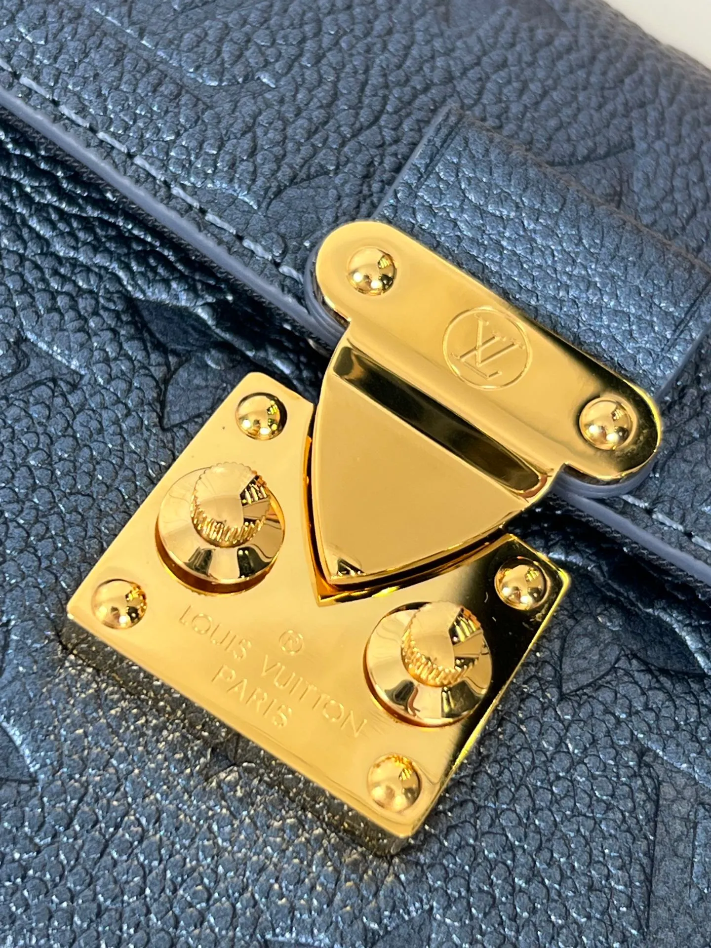 P960 "With full set of counter packaging" 🇫🇷Exclusive real shot of super original leather M82671! The Wallet On Chain Metis bag is made from grained Monogram Empreinte leather, embossed with the brand's Monogram pattern. The distinctive appearance, with its trapezoidal design and front flap secured with an S-lock, is inspired by the classic Louis Vuitton luggage. Detachable chain allows for cross-body wear. Size: 19×11×5.5cm