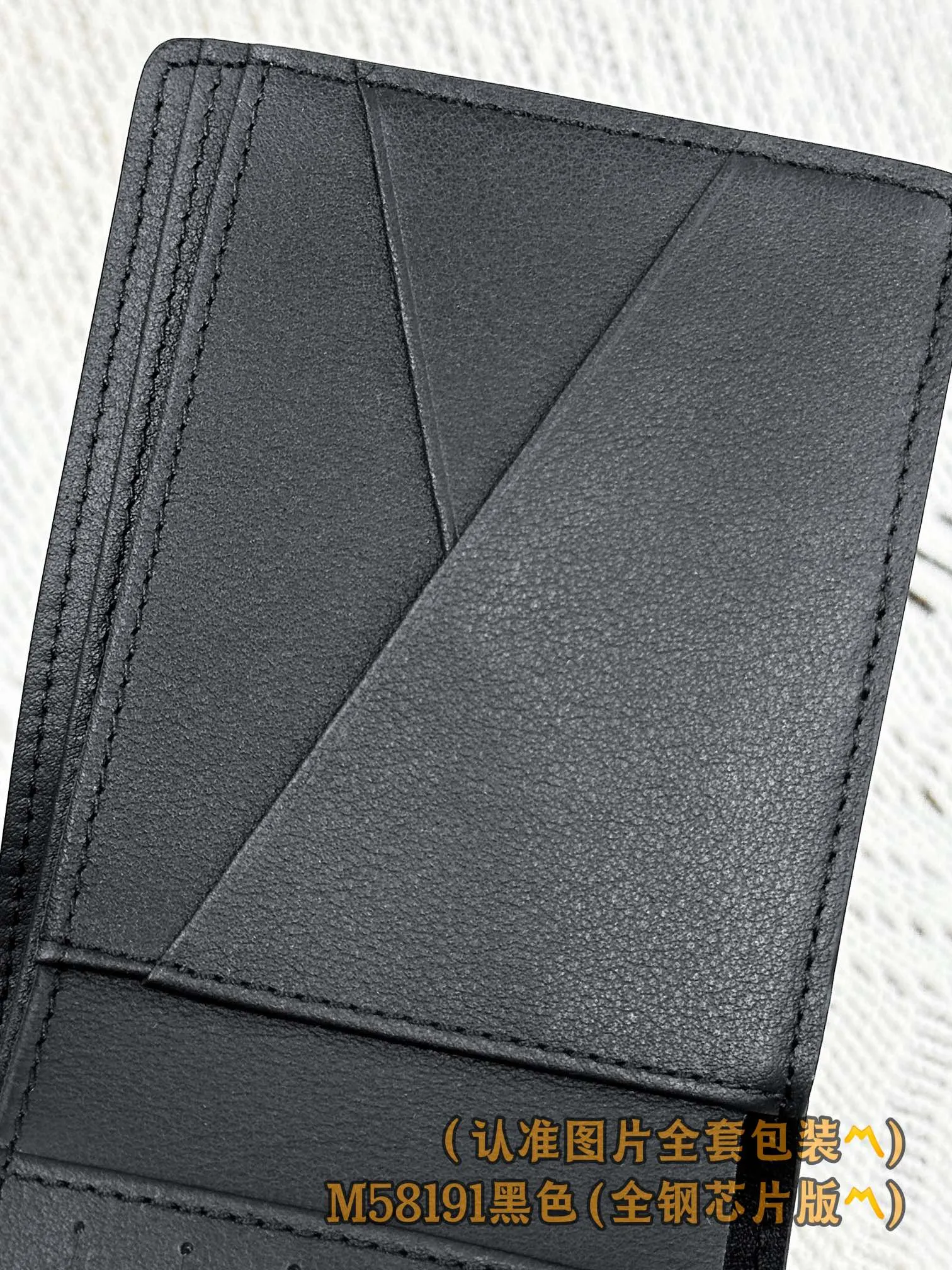 M58191 black (〽️A-grade all-steel version〽️) personalized customization, transcoding chip! Multiple Wallet This LV Aerogram reinterprets the classic Multiple wallet in a simple and elegant style. The design is made of black calfskin with special kneading techniques, highlighting the luxurious grain pattern, and the LV logo adds delicate brand elements. Stylish yet functional, the wallet is the perfect accessory to complement any LV Aerogram bag.  11.5 x 9 x 1.5 cm. (length x height x width). Special grade 270
