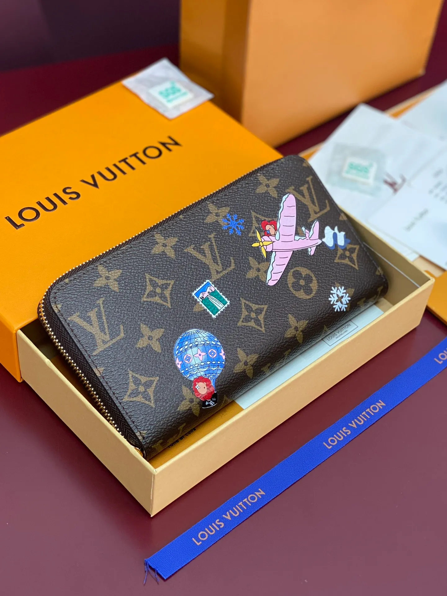 M26256 Christmas model! (High Quality⚠️) ZIPPY Zipper Wallet. The Zippy wallet pays homage to Louis Vuitton's heritage of travel and trunk making, with a travel-style patch and Louis Vuitton logo. With its compact interior and simple design, this wallet is ideal for everyday use. 19.5 x 10.5 x 2.5 cm (length x height x width). 💰500