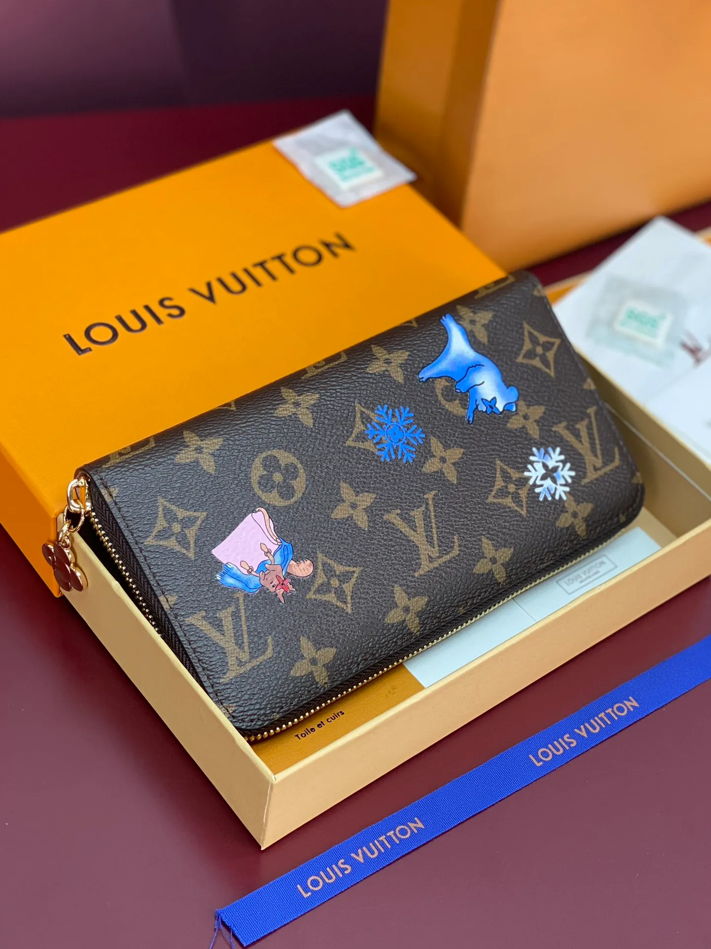 M26256 Christmas model! (High Quality⚠️) ZIPPY Zipper Wallet. The Zippy wallet pays homage to Louis Vuitton's heritage of travel and trunk making, with a travel-style patch and Louis Vuitton logo. With its compact interior and simple design, this wallet is ideal for everyday use. 19.5 x 10.5 x 2.5 cm (length x height x width). 💰500