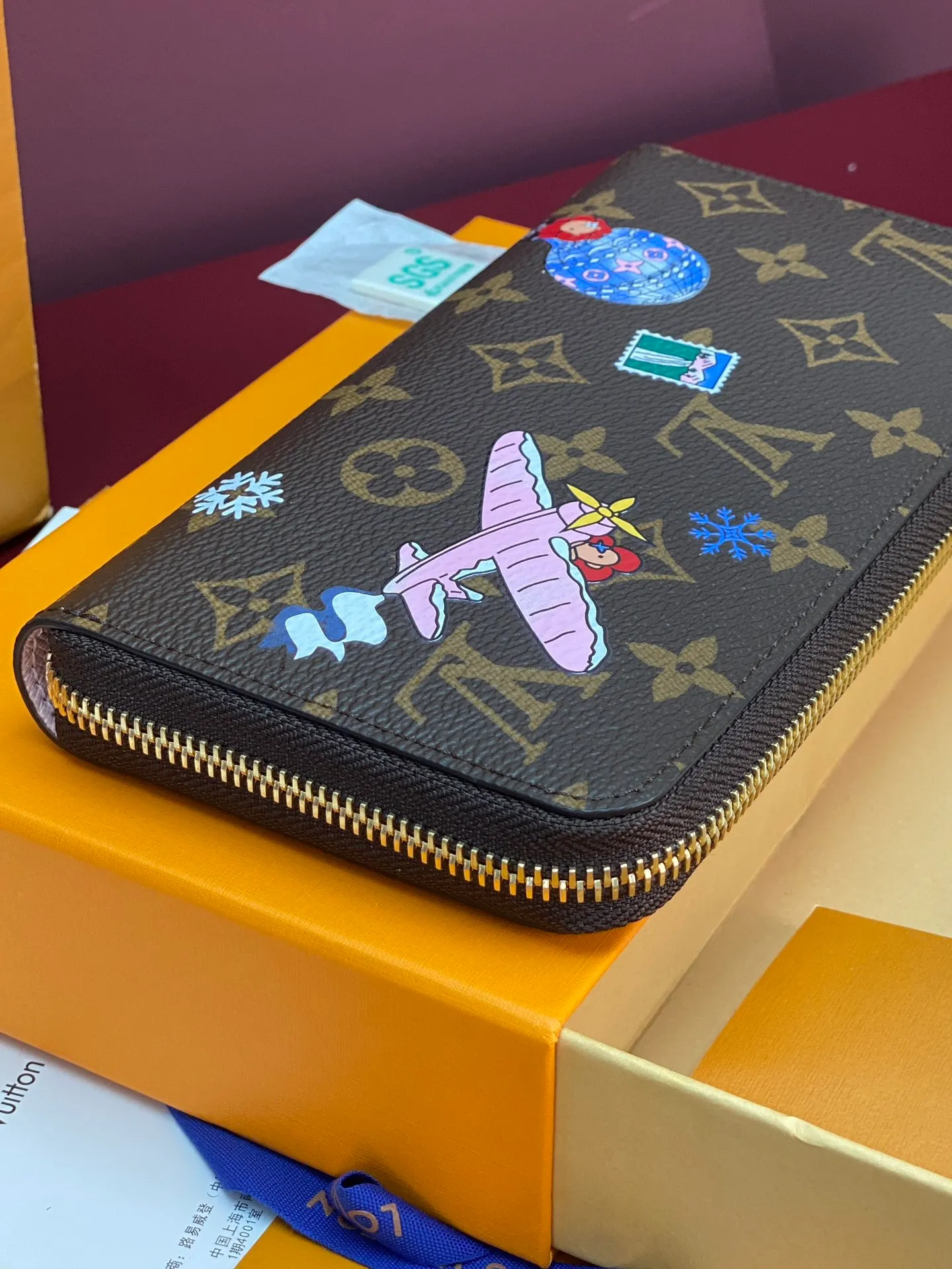M26256 Christmas model! (High Quality⚠️) ZIPPY Zipper Wallet. The Zippy wallet pays homage to Louis Vuitton's heritage of travel and trunk making, with a travel-style patch and Louis Vuitton logo. With its compact interior and simple design, this wallet is ideal for everyday use. 19.5 x 10.5 x 2.5 cm (length x height x width). 💰500