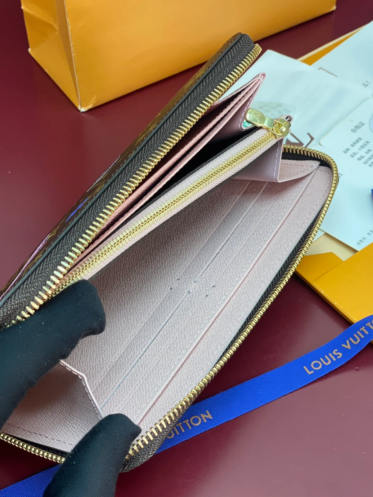 M26256 Christmas model! (High Quality⚠️) ZIPPY Zipper Wallet. The Zippy wallet pays homage to Louis Vuitton's heritage of travel and trunk making, with a travel-style patch and Louis Vuitton logo. With its compact interior and simple design, this wallet is ideal for everyday use. 19.5 x 10.5 x 2.5 cm (length x height x width). 💰500