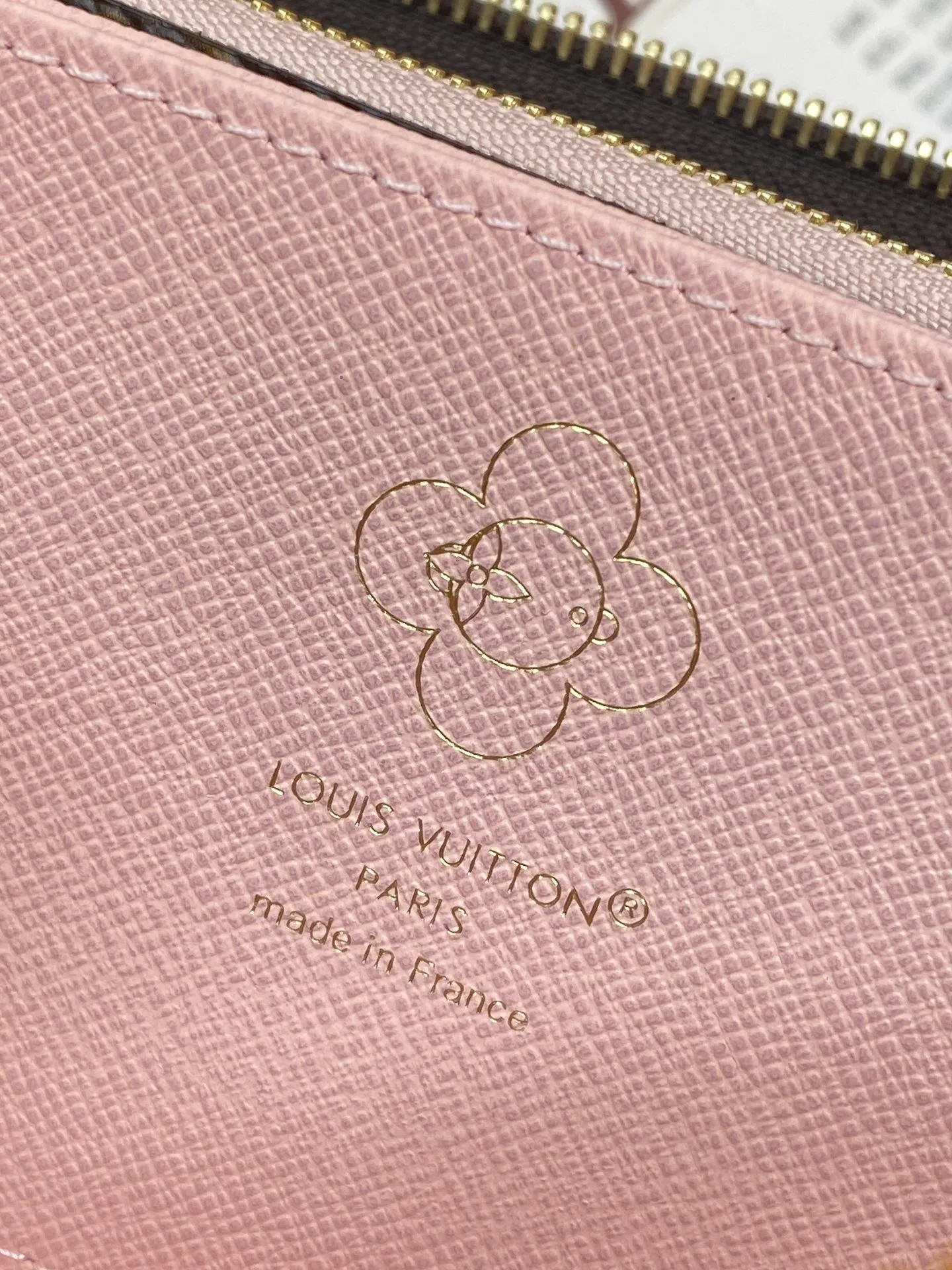 M26256 Christmas model! (High Quality⚠️) ZIPPY Zipper Wallet. The Zippy wallet pays homage to Louis Vuitton's heritage of travel and trunk making, with a travel-style patch and Louis Vuitton logo. With its compact interior and simple design, this wallet is ideal for everyday use. 19.5 x 10.5 x 2.5 cm (length x height x width). 💰500